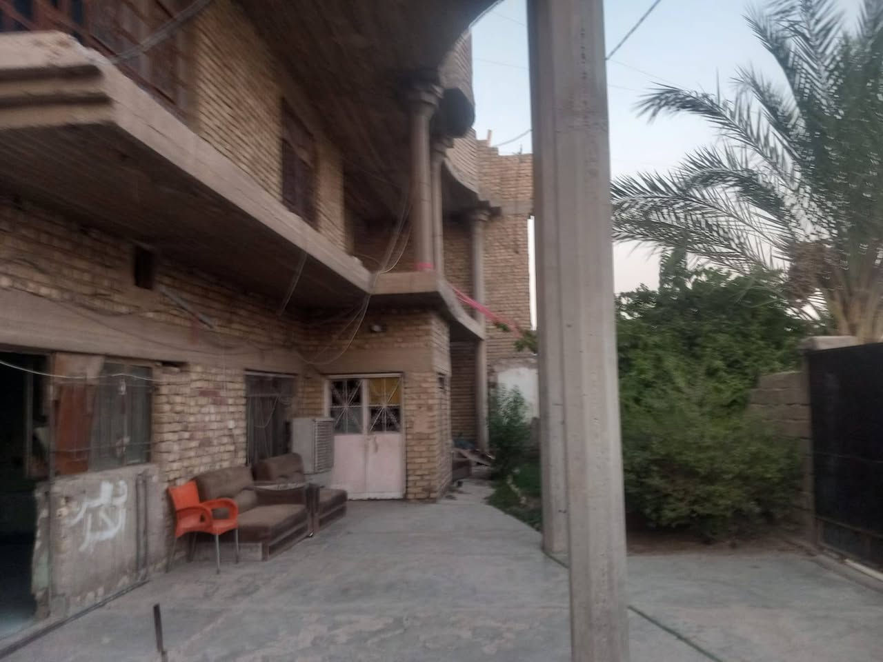 دار طابو صرف للبيع في ابي غريب الشهداء قرب جامع المصطفى شارع جامع الخلفاء ركن على شارعين رئيسي وفرعي طابقين يحتوي الاول على 2 غرف نوم واستقبال وهول ومطبخ والثاني يحتوي على 5 غرف نوم حديقه جانبيه 100م حديقه اماميه المساحه 321م الدار بناءه كله طابوق *********** موبايل او واتساب
