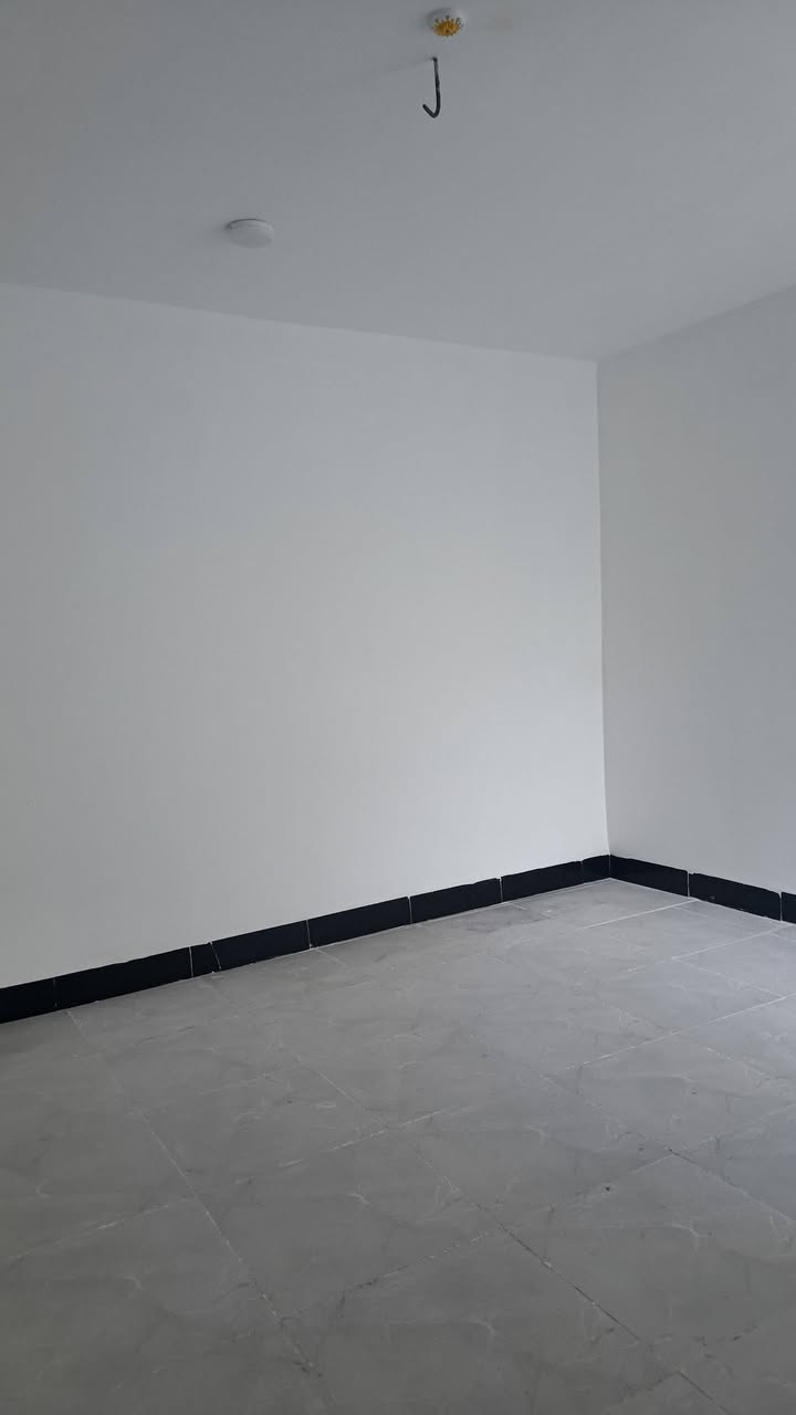 سلام عليكم  100متر للبيع بناء طابوك صب كونكريت يحتوي على غرف نوم او صاله وستقبال العنوان نجف شارع المطار جديد بشارع علكم بشارع حاتم الخير نهايت المقرنص شويه لكدام سعر 43 او بي مجال ***********@
