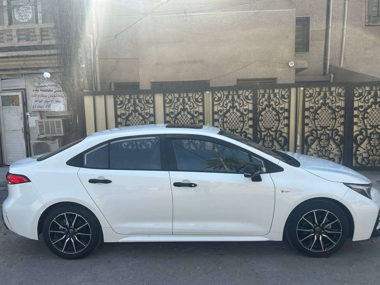 السلام عليكم اخوان من رخصة الادمن سيارة كورلا موديل ٢٤ لون ابيض ثلجي الشكل الامريكي S كشن كهرباء جلد اسود وبقية المواصفات المعروفة السيارة مكفولة من كلشي على وضع الشركة  وبأسمي ماشي ٣٢ الف كلم مكاني بغداد حي العامل السعر ١٦٠ ورقة الاتصال ***********
