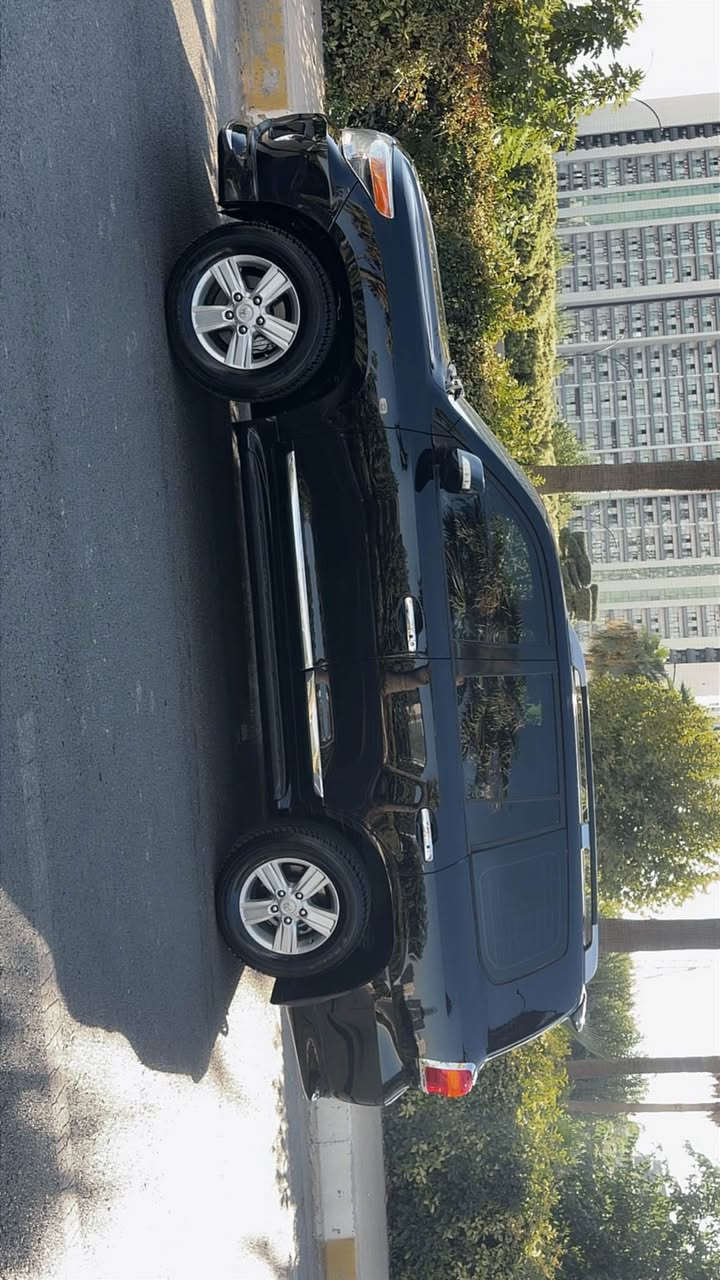 تؤيؤتا لاند كروسير مؤديل ٢٠١٠ 
پشتو پئشي كراوه ته ٢٠١٥ 
سياره كه زور پاك ماوه ته وه 
يه ك دينار مسروفي تيدا نيه 
مكينه v8 
مكينه ي نه كراوه ته وه 
سه ياره كه ره شي قترانه 
بؤياخ دوو پارچه و نيوي هه يه بئ داخلي 
پشتو پئشي كه پسه 
بؤ زانياري زياتر تلفون بكه 
مؤبايل(***********) أربيل, العراق
