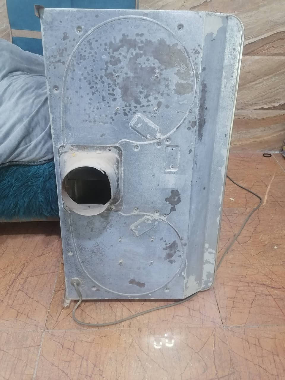 *********** واتساب

نص مكتوب في الصور:
- 25
- 30
- 300