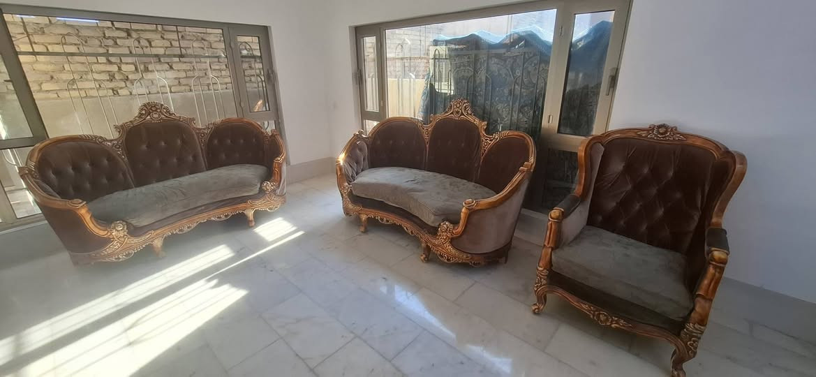طقم قنفات مصري ١٢ مقعد مع طبلة وسطية
النوع ثقيل جدا بحالة جيدة
مكان :بغداد/ للاستفسار واتساب ***********
