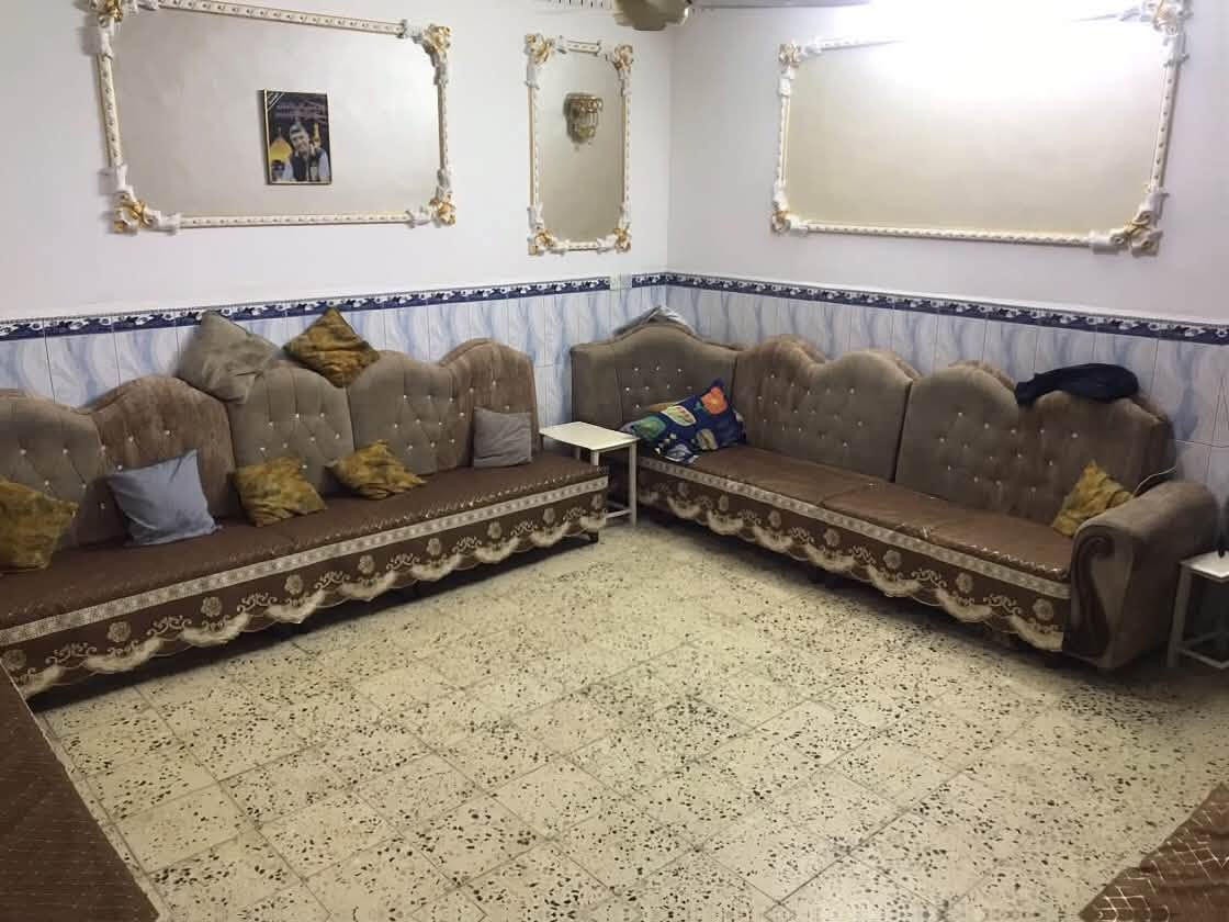 *فرصة سكن 🔥 دار 3 طوابق للبيع - ملك صرف*
بيت مرتب وجاهز للعائلة، ماكو بيه اي نقص!

*📐 المساحة:* 108م | *واجهة 10م*
*🏠 الطوابق:* 3 | *🛏️ الغرف:* 6 غرف
*📜 السند:* طابو صرف

*تفاصيل البيت*
الاول: استقبال فخم + صالة + مطبخ + غرفة + 3 حمامات
الثاني: 4 غرف نوم + بالكونة
الثالث: مخزن + بيتونة + سطحين شتايكر

*المميزات*
✅ نظيف ومرتب وخالي من الرطوبة
✅ كاشي وسيراميك درجة اولى
✅ منطقة هادئة وقريبة على الخدمات
✅ استلم وعيش مباشرة

العنوان : بغداد- مدينة الصدر قطاع 55
السعر: للجادين فقط
للتواصل واتساب: ***********
