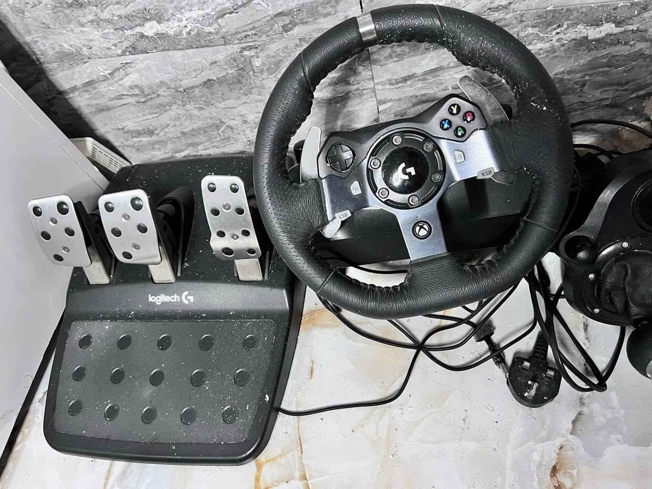 🖥️🔥 تجميعة Gaming كاملة للبيع – باكدج متكامل 🔥🎮
فرصة مميزة لامتلاك ست أب Gaming متكامل، جاهز للألعاب والبث وصناعة المحتوى، وجميع القطع بحالة نظيفة جداً.
💻 مواصفات الحاسبة:
🔹 المعالج: AMD Ryzen 5 5600X
🔹 كرت الشاشة: ASUS Dual RTX 3060 Ti 8GB OC
🔹 اللوحة الأم: ASUS Prime B450M-A
🔹 الرام: 16GB (2×8GB) T-Force Delta RGB 3600MHz
🔹 التخزين: NVMe 256GB
🔹 هارد إضافي: Toshiba 1TB 7200RPM
🔹 الباور: MSI 600W A600DN
🔹 التبريد: DeepCool GAMMAXX AG400
🔹 الكيس: MASS 04 Plus
🔹 التبريد والإضاءة: 7×120mm RGB Fans
🖥️ الشاشات والملحقات:
🔥 شاشة ASUS 4K – 165Hz
🔥 شاشة إضافية Acer
🔥 كيبورد + ماوس Glorious
🔥 كيبورد + ماوس إضافي Dragon
🔥 سماعة HyperX Cloud II
🔥 Joystick Xbox
🔥 كرسي Gaming أصلي
🔥 ماوس باد Logitech أصلي
🔥 دركسون Logitech G29
🔥 كاميرا خارجية
🔥 ملحقات وتجهيزات خاصة للتصوير والبث المباشر 🎥🎙️
📦 والأهم:
✅ كل قطعة مذكورة بالإعلان موجودة معها وصلة/فاتورة الشراء
✅ كارتونة القطعة الأصلية موجودة
✅ القطع محافظة ونظيفة وبحالة ممتازة
✅ كامل الأغراض من مشترياتها الأصلية
✅ الست أب كامل وجاهز للاستخدام مباشرة بدون الحاجة لشراء ملحقات إضافية
🎮 يناسب Gaming + Streaming + Editing + Content Creation
💰 السعر: [3.200.000] وبيهة مجال للشراي
📍 الموقع: [بغداد]
📞 للتواصل: [***********]
🔥 البيع كـ باكدج كامل
الحاسبة + الشاشات + الكيبوردات والماوسات + السماعة + الدركسون + الكرسي + الكاميرا + ملحقات البث والتصوير.
للمهتم الجاد، المعاينة والتجربة قبل الشراء.
