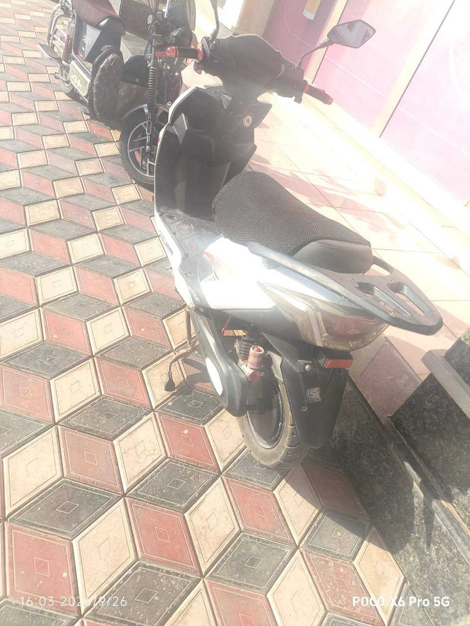 دراجة شحن للبيع ***********

نص مكتوب في الصور:
- 16:03 2026/9/26
- POCO X6 Pro 5G
- 16:03 2026/9/26 POCO X6 Pro 5G