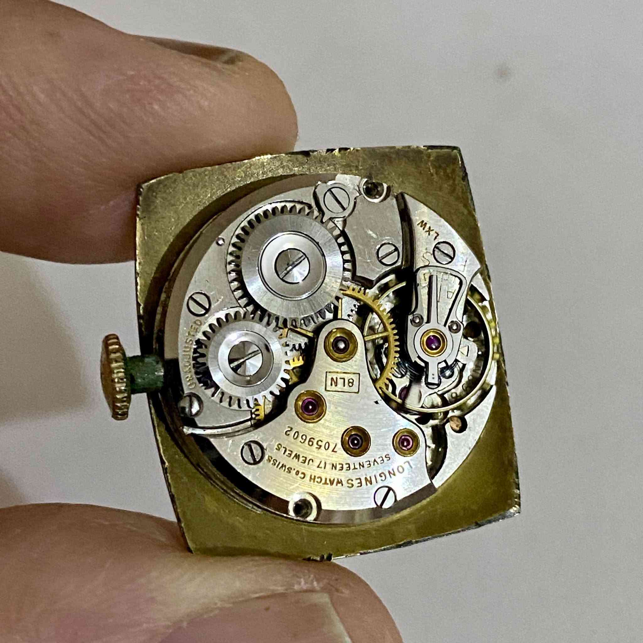 لونجينز (LONGINES) 

سويسري فنتج انتاج العام ( 1947 ) 
نصب تكويك 17 حجرا 
تغليف ذهب 10 ( 10k gold filled )
ميل ثواني منفصل على الرقم 6
مينا شامبان بارقام عربية 
سير ذهبي مطاط 
ابعاد الساعة : العرض 23 ملم بدون قياس التاج / الطول 28 ملم دون قياس العروة (الاذان)
الماكنة نظيفة جدا 

توصيل لجميع المحافظات العراقية 
واتساب على الرقم ( *********** ) .

السعر النهائي : 120 دولار 

#ساعات 
#ساعات_فنتج 
#watch_men_vintage
#hamilton_watch
