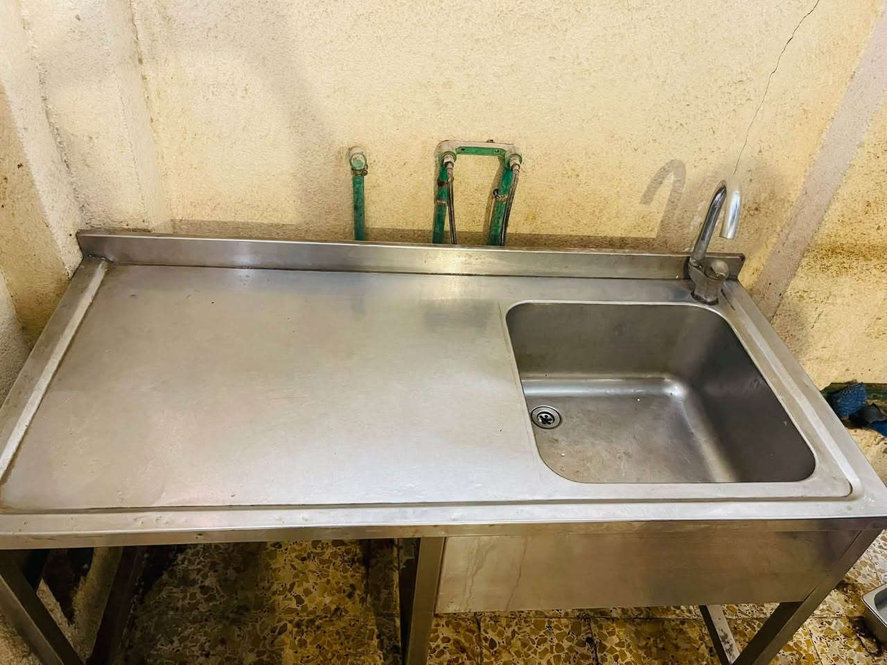 أدوات مطبخ ( مطعم ) سل ستيل إيطالي نظيف جدآ ( طباخ كبير ٤ عيون ) 
سنكَ متر ونصف 
حوض عميق 
ميز متر ونصف 
الموقع مركز الحلة 
السعر 1,250,000مليون وربع 
 للإستفسار ***********
