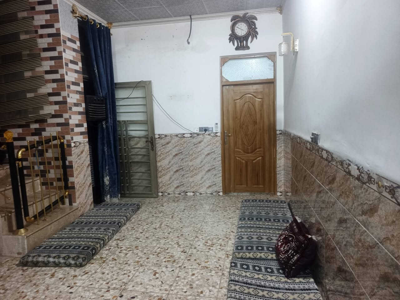 سلام عليكم بيت للبيع بشارع المطحنه صب كون كريت متكون من غرفه وصاله ومطبخ وتخاريج  جوه وبره واستقبال البيت كله سراميك المساحه 100 متر بنيان جديد الإتصال على الرقم الهاتف📲 ***********
