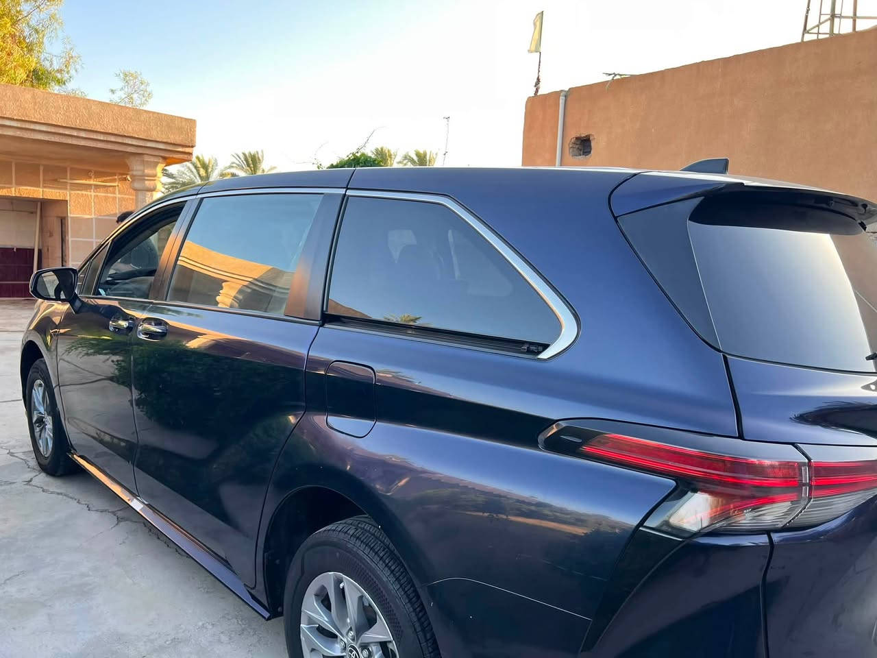 سينا مديل ٢٠٢١هايبر بانزين بيه صبغ قطعتين ونص ربع البنيد +جاملغ وباب اليمين بدون دواخل رقم بغداد خصوصي نكليزي بسمي لون السياره نيلي سياره موصفاتXLEموصفات معروفه السياره مامفتوح بيه اي شي.السعر اتصل ***********
