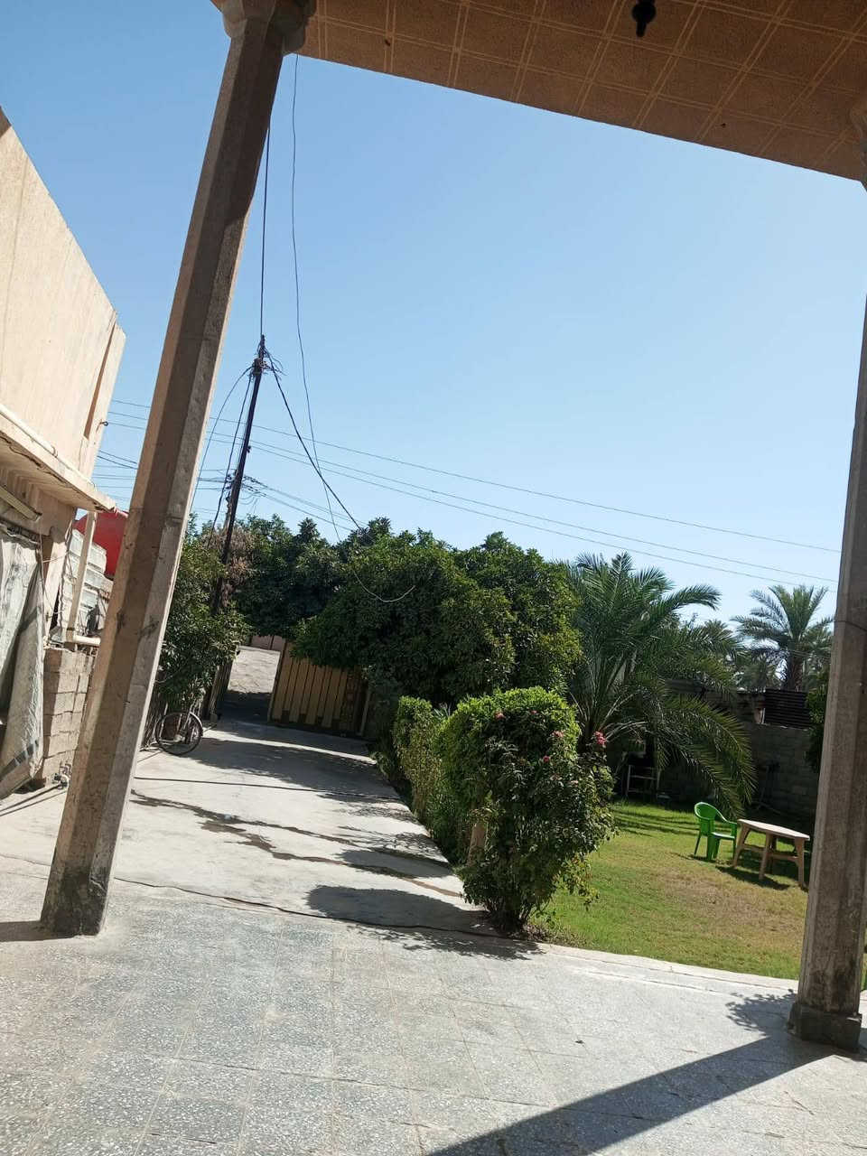 سلام عليكم البيت البيع طابقين الطابق الأول يحتوي على مطبخ استقبال صاله كبيره غرفة صحيات كامله و خارج البيت حديقه كبيره كراج كبير طرمه صحيات خارجيه و من ضمن البيت محل كبير على شارع و طابق الثاني يحتوي على ثلاثه غرف منام كاملة مساحة البيت 450 متر سعر البيت 360 مليون بي مجال انتصال على رقم موجود فقط ‏‪***********‬‏...
البيت زراعي مكان بغداد منطقة شاطىء التاجي.
