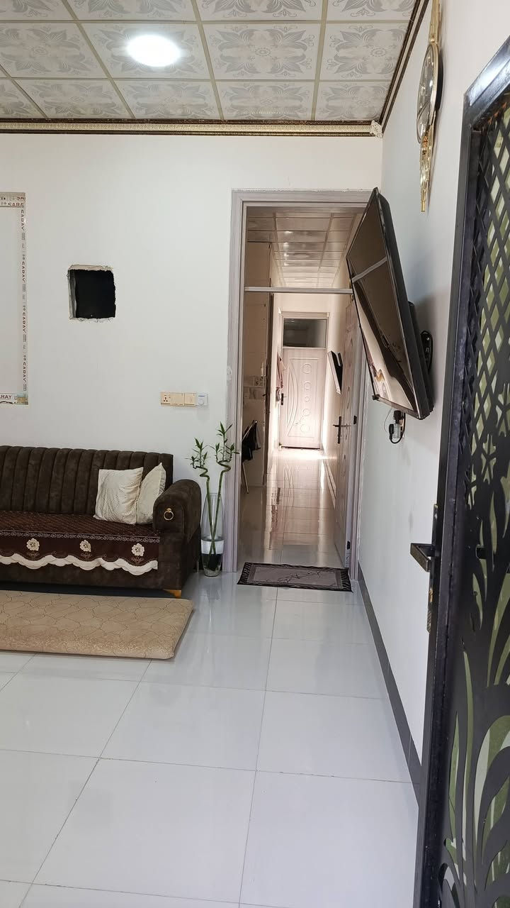 السلام وعليكم البيت للبيع طابو صرف حي النصر شارع الوسط قرب مول النصر مساحه  125م واجه 5 البيت كامل بناء جديد بيه 3 غرف واستقبال ومطبخ وصحيات داخليه و خارجيه  الواصل ///*********** //@@
