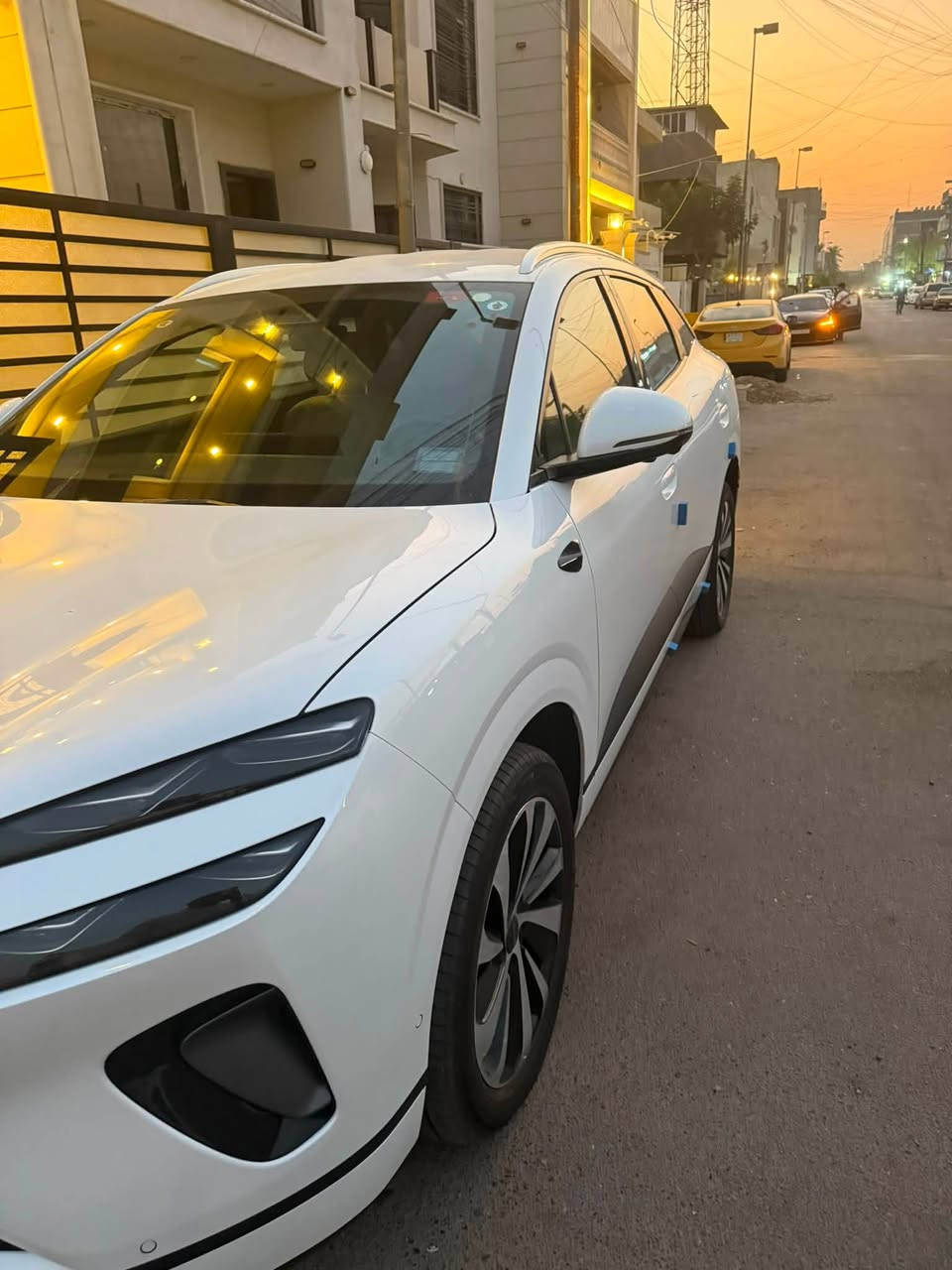 السلام عليكم
سيارة BYD سياليون06 فول  أعلى مواصفات بأستثناء قمارة حديد رقم بغداد وبأسمي ماشيه5000 كيلو للبيع وبسعر 37 مليون  للأستفسار ***********. 
السيارة موجودة في شارع فلسطين.
