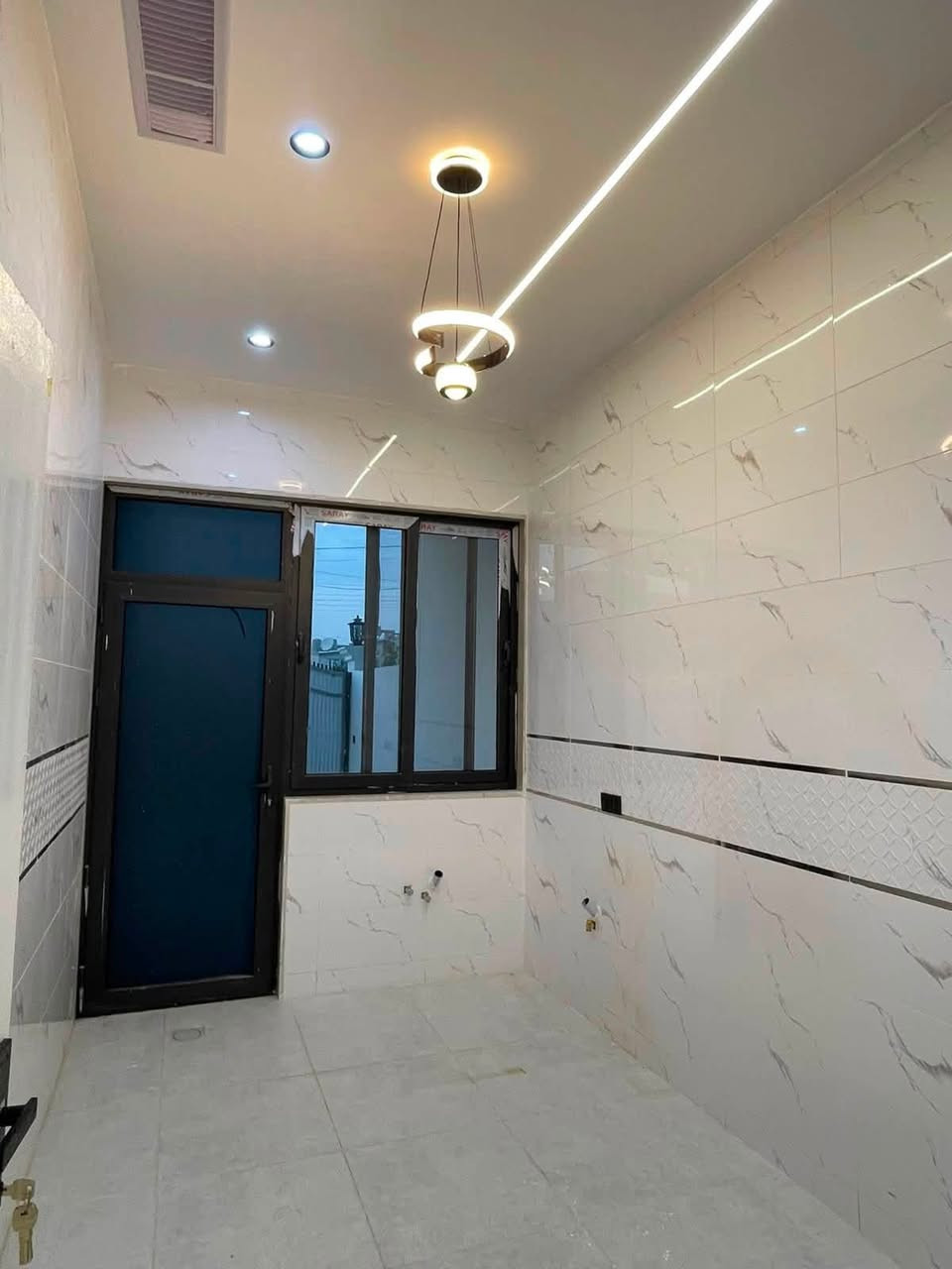🏠دار صفر بناء حديث
   موقع مميز للبيع
~~~~~~~~~~~
البيت فول فول✔️
نظام دكت سقف مغربي✔️
دبل جام المنيوم✔️
~~~~~~~~~~~
طابو ملك صرف✏️📋
~~~~~~~~~~~
📐المساحه:120
📐الواجهة:6
شارع   عريض 15 متر 
~~~~~~~~~~~
📍الموقع : حي المعلمين مقابل جامع الفتح 

~~~~~~~~~~~
💸السعر :علق تم يوصل السعر
~~~~~~~~~~~
يحتوي الطابق الاول على:-
 +مطبخ+استقبال
غرفة +صحيات 
~~~~~~~~~~~
يحتوي الطابق الثاني على:-
هول +صحيات + 
غرفتين نوم
~~~~~~~~~~~
~~~~~~~~~~~
للاستفسار اكثر الاتصال على
***********📱
~~~~~~~~~~~
نستقبل جميع العروض 
🏠السكنيه  🏛️التجاريه
مكتب عدن بدايه سايدين عدن مقابل مجمع جوهره
