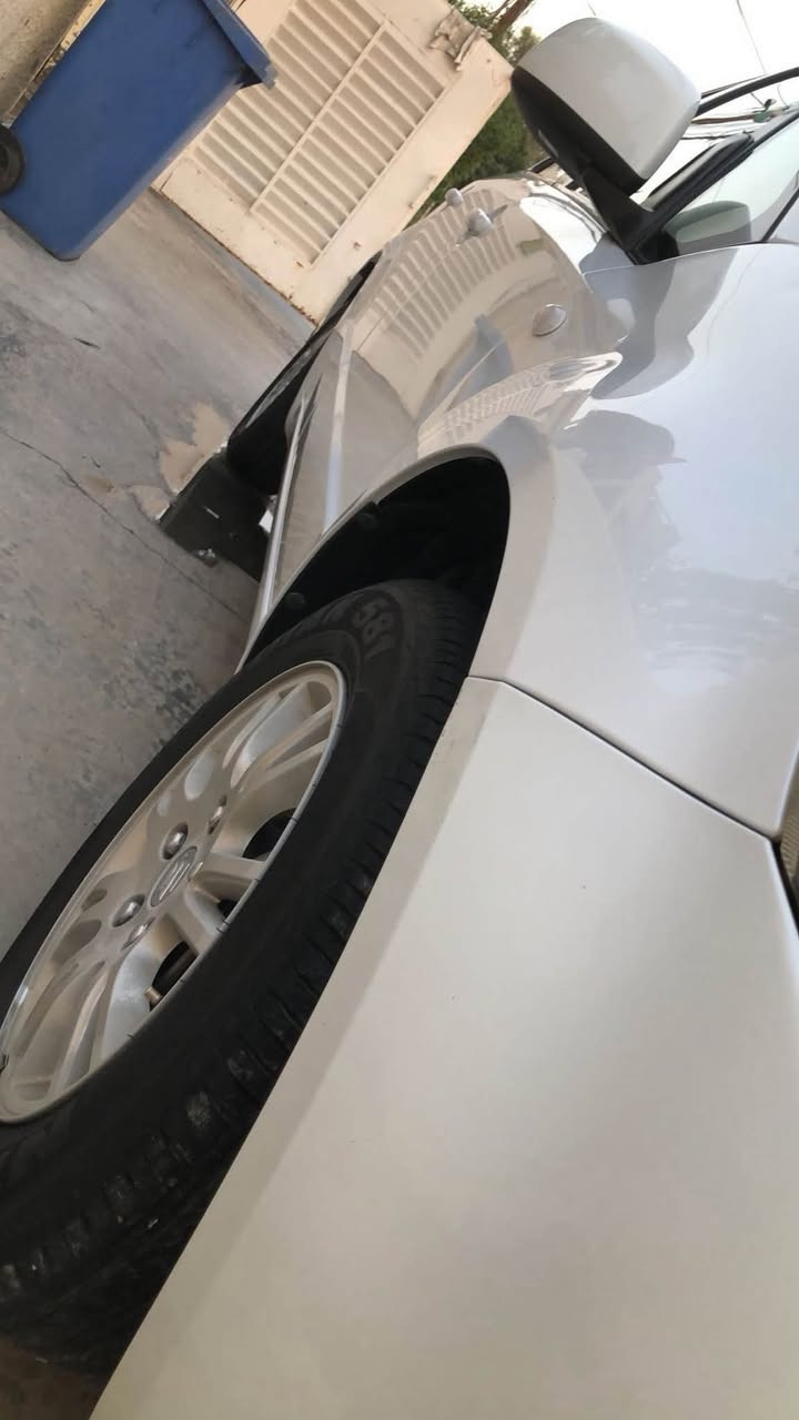 سلام عليكم 
زازوكي sx4موديل 2013 شركة العامة
سيارة جهازه من كولشي تبريد ثلج 
تخم تاير  جديد سيارة اي نقص مابيه 
ماشية 100الف كيلو متر 
رقم بغداد ابسمي
عنوان البنوك 
سعر 85 $
***********
