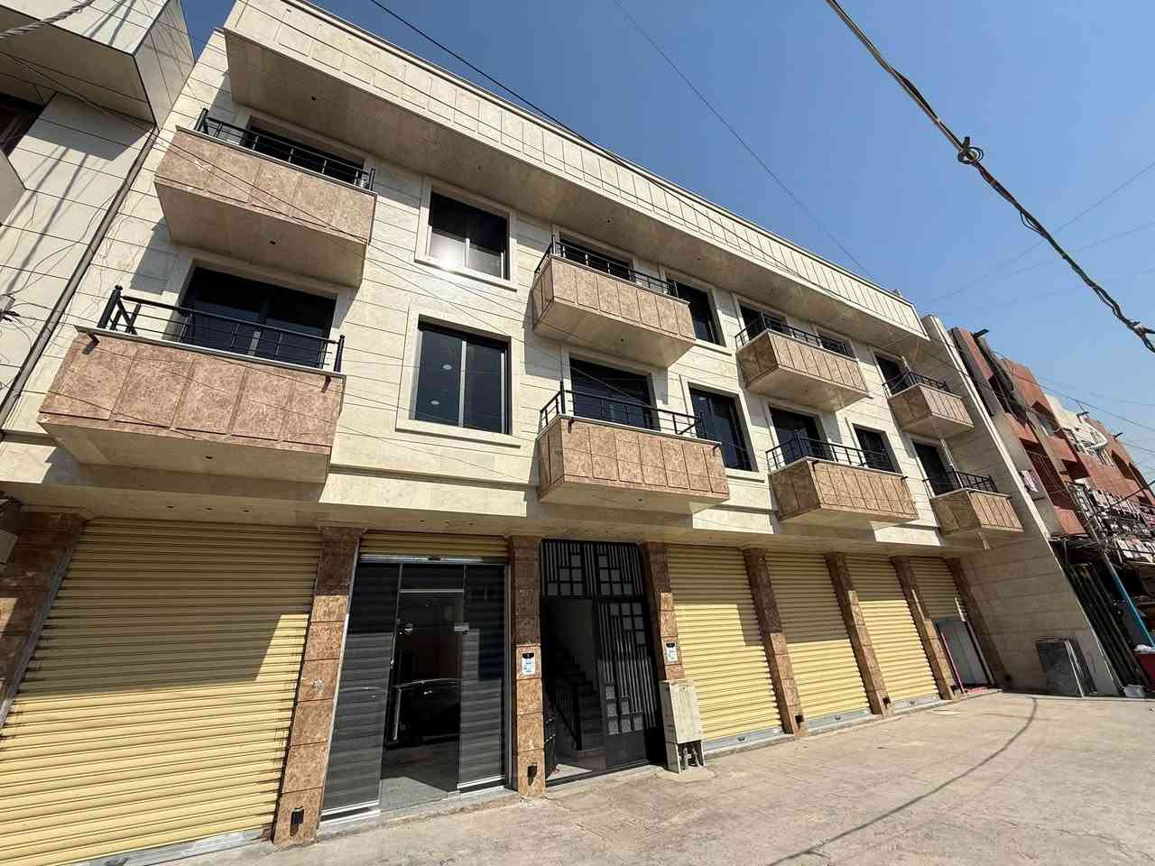 السلام عليكم

شقق سكنية ومحلات تجارية ……

🏠 للإيجار في الكرادة – شارع الأورزدي 🏠

📢 متوفر شقتان فقط للإيجار، مناسبة للعوائل والطلاب والطالبات.

✨ مواصفات الشقة:
• 🛏️ غرفة نوم
• 🛋️ صالة جلوس
• 🍳 مطبخ
• 🚿 حمام
• 📹 كاميرات مراقبة
• 👮 حارس أمن
• 🧹 منظف للبناية
• ⚠️ البناية لا تحتوي على مصعد

🏪 ومتوفر أيضاً 3 محلات للإيجار بموقع مميز في الكرادة – شارع الأورزدي.

📍 الموقع: الكرادة – شارع الأورزدي

📞 للاستفسار والتفاصيل والحجز:

شركة الحسن:
***********

⏳ المتاح حالياً محدود:
🏠 شقتان فقط
🏪 3 محلات فقط

📲 سارعوا بالتواصل للاستفسار والحجز.
