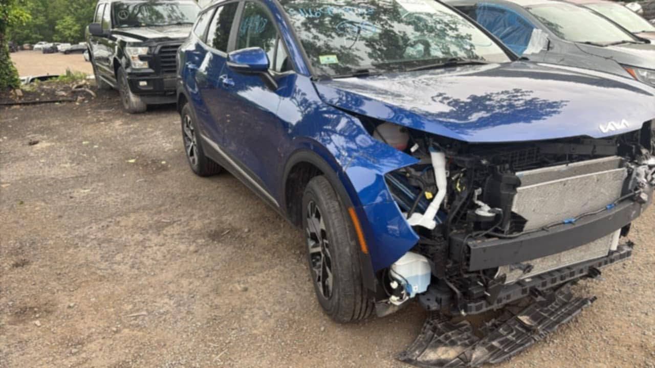 سبورتج موديل 23 مواصفات EX فول مواصفات عدا الفتحه
السياره كلين بدون حادث بيها فقط الجاملغ الأيسر شخط بسيط وباقي على وضعه السياره مبدل بيها فقط دعاميه ومازدات 
 ماشيه ٥٧ الف ميل 
السعر ١٨٥ 
للاستفسار واتساب 
***********
