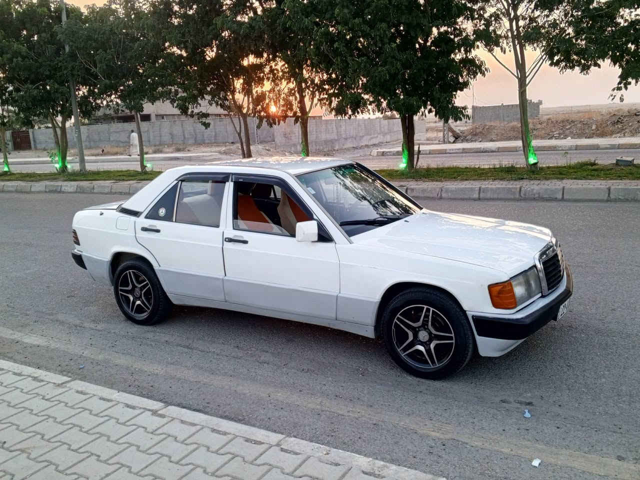 سلام عليكم مرسيدس E190  موديل 1991
رقم اربيل سنويا ورقم جديد بسمي قواعد دبل سليمات 
مكينه وكير ونجي 6 جدد مابيها اي نقص كهربائية كلها شغاله داخل جديد ويل رياضي صدر جديد باتري جديد سعرها 47 وبيها مجال مكاني ديالى جلولاء رقم ‏‪***********‬‏
