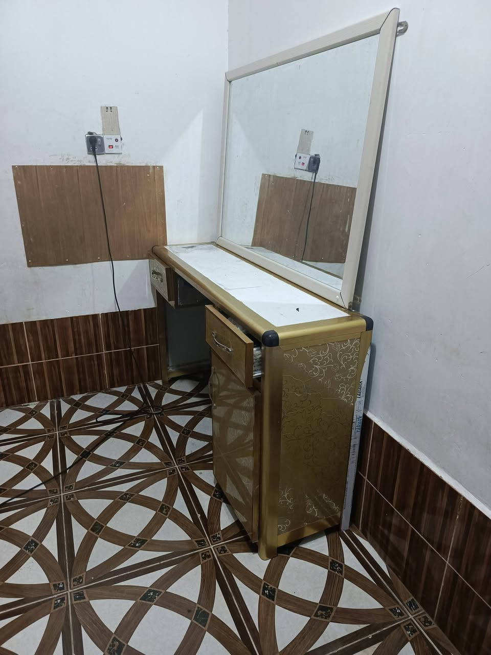 السلام عليكم يا زلمه اليوم طول متر ونص علو متر مرايه 140 بمتر
