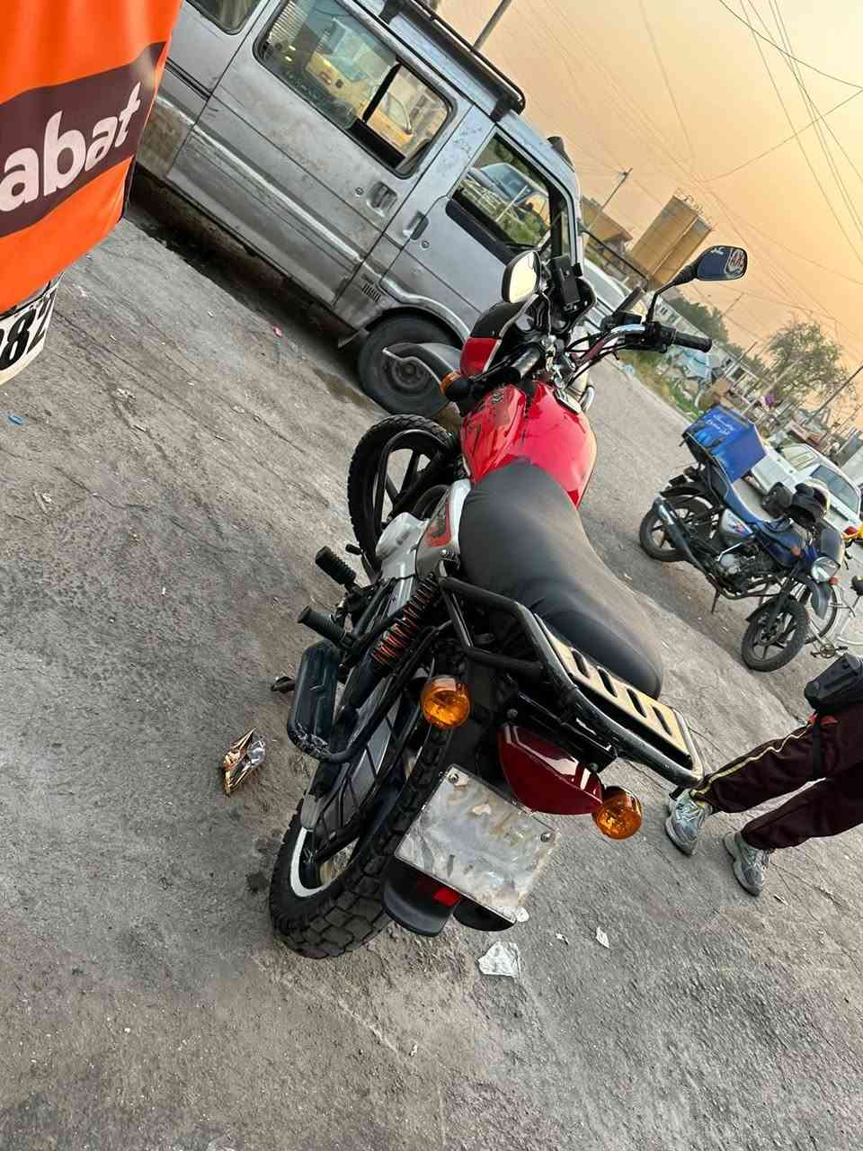 السلام عليكم بوكسر جبلي موديل 23 رقم بغداد تحويل ثاني يوم كفاله عامه مكينه مامحطوط عليها سبانه كفاله عامه بدون نواقص السعر مليونين و250 بيها مجال للطيبين مكاني بغداد السيديه ***********
