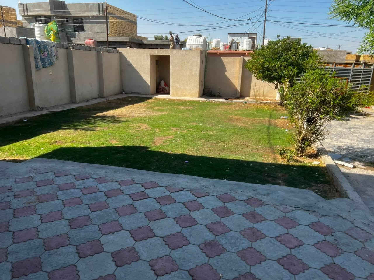 سلام عليكم بيت للبيع مساحه 800 م علا طريق الزوار عمود 155 طريق كربلاء نجف يبعد عن الشارع 100 متر 
مساحه البناء 300 متر بناء درجه اولى كله طابوق جمهوري 
بي 3 غرف نوم مساحه الغرفه 5*6وصاله 11*4 متر والاستقبال 10 *4 بيت جاهز بي حدائق ثنين بيه جميع انواع الاشجار والنخيل  بناء 2024 كامل مكمل من كلشي
 بي سند 25 طابو زراعي مشمول بل تطويب كل هاذا 
بسعر 140 وبي مجال للشراي رقمي *********** وهاذ ثاني بي وتساب ***********
