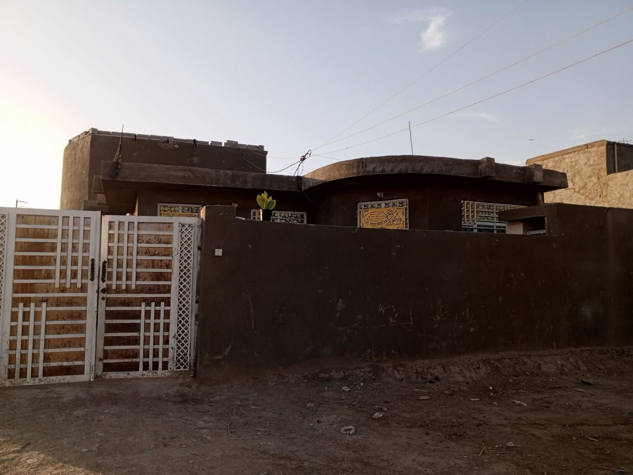 الشراي يتصل ويدلل مساحته 300 متر البيت بي 3 غرف نوم وصاله ومطبخ وستقبال وصحيات داخلي وخارجي العنوان حي المتنبي نزلت  مشروع سعره 50 مليون وبي مجال 
***********/***********
