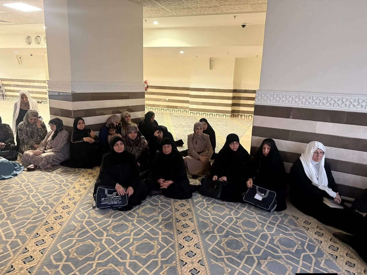 التوثيق الصوري لحملة المستجار للحج والعمرة والزيارة رحلة ربيع الثاني  بتاريخ  9/18  الطيران  محاظرة إرشادية لسماحة السيد باقر الياسري وبيان معالم مكة المكرمة والمسجد الحرام و الكعبة المشرفة  وفضلهم ومكانتهم وبيان اهم الاعمال المستحبة في المسجد الحرام  وختمت بإقامة صلاة المغرب العشاء جماعة
