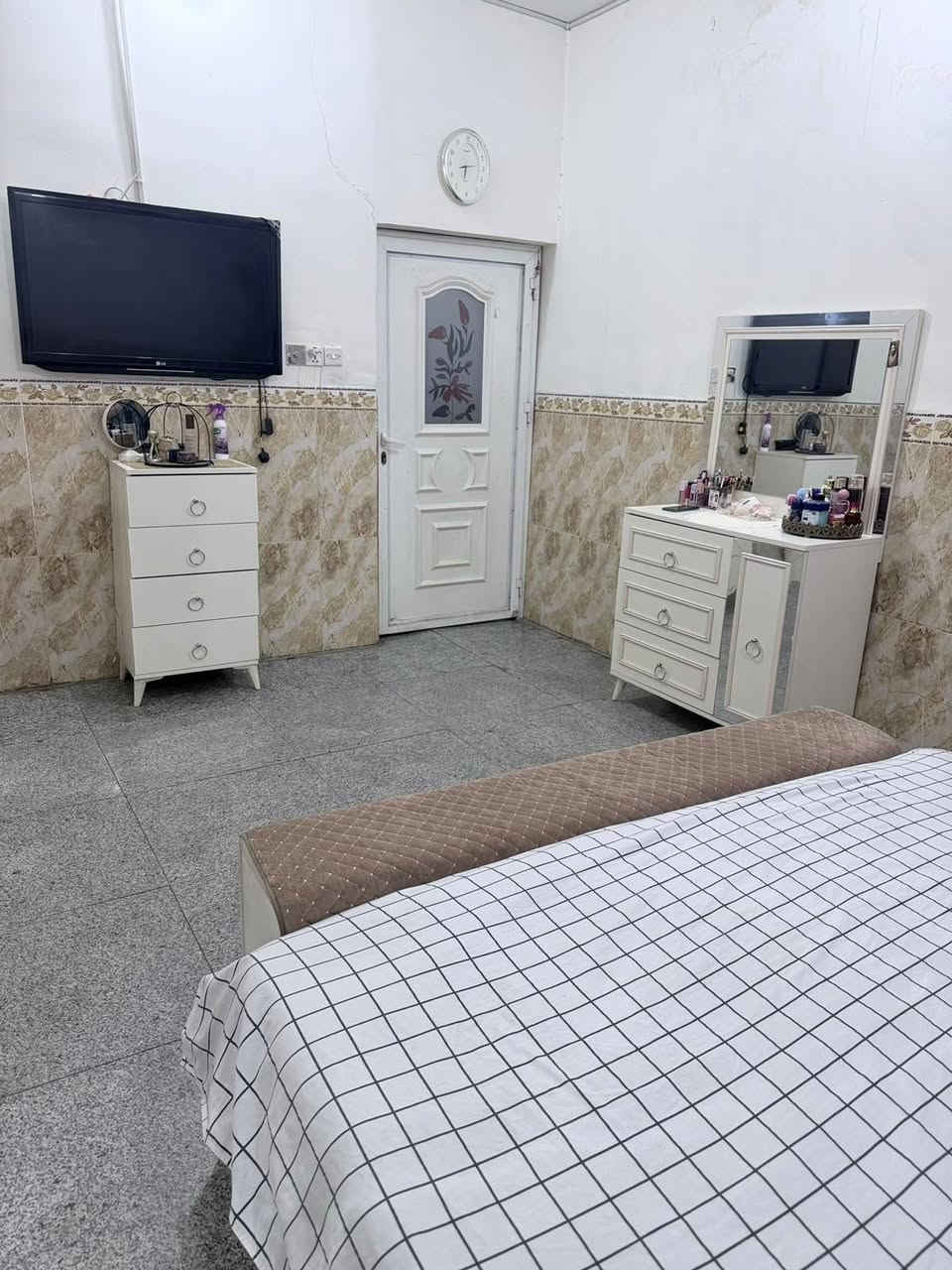السلام عليكم اليوم على بركة الله عدنا عرض جديد بيت ١٠٠متر متكون من استقبال ومطبخ بالوجهه وصالة درج وخدمات وغرفة نوم ومنور وگراج البيت كامل من كاشي وسيراميك وبياض ولبخ ومتوفر كهرباء وطنيه المحوله خلف البيت والسحب يبعد المولد ٥٠متر  ونت والماء متوفر خير من الله له شارعين للدخول واحد من سدة جبور نزلة معمل ابو غزوان القديمة  وطريق من ماركت المسعودي وانته رايح للسده بشارع ابو دموع القديم سند ٢٥.. ثاني بيت عن الشارع الرئيسي ألسعر المطلوب ٥٢مليون وبيه مجال تفاصيل اكثر الاتصال على الرقم ***********بيه واتس
