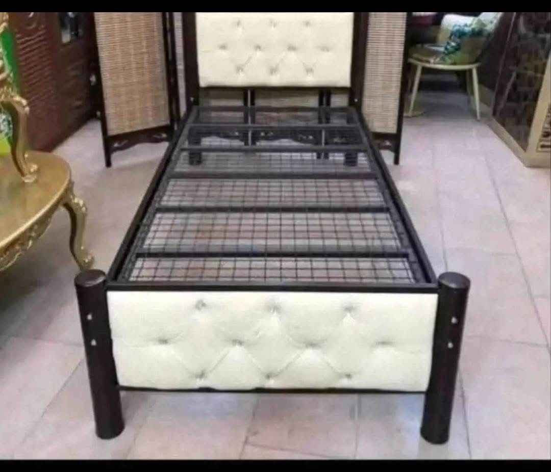 جرابي نفر واحد حديد قويه جدا 
درجة اولى دوشمه جلد قياس 190 ب 90  صبغ حراري منام 7جسور تتحمل وزن ثقيل كل هذا بسعر ١١٥ الف مع دوشك سفنج ضغط عالي 
توجد خدمة توصيل للحجز مرسلة الصفحة أو عل واتساب *********** Singapore

نص مكتوب في الصور:
- طول 190 عرض 90