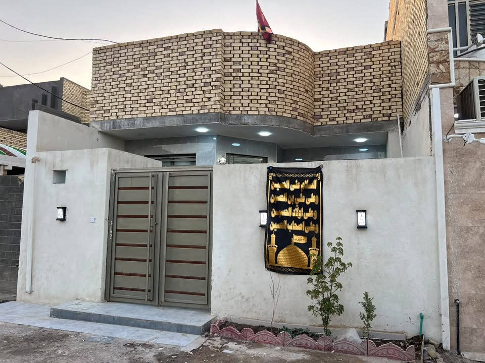 🚨 لا تفوّت هذه الفرصة... بيت بمواصفات نادرة وسعر يستحق الاهتمام! 🏡

إذا كان هدفك شراء بيت جاهز للسكن وبناءه متين وتشطيبه ممتاز، فهذا العرض يستحق أن تتوقف عنده.

🏠 بيت زراعي للبيع
📏 المساحة: 140 متر 

🔹 البناء: طابوك مع صب كونكريت ساقط، تنفيذ درجة أولى حرفيًا، بعناية وجودة عالية.

✨ يتكون من:
▪️ غرفة نوم.▪️ صالة.▪️ استقبال.▪️ مطبخ.
▪️ صحيات داخلية وخارجية▪️ طارمة.

💎 ومن المميزات التي تميّز هذا البيت:
✔️ سطح شتايكر مع ستارة بارتفاع مترين.
✔️ منظومة غاز خارجية.
✔️ منظومة كاميرات مراقبة.
✔️ خدمة إنترنت.
✔️ جزامة أحذية.
✔️ سخان ماء.
✔️ تانكي ماء.
✔️ مغاسل تعليك عدد 2
✔️ ماطور ماء.

🌟 الخدمات متكامله 
💧 ماء.
⚡ كهرباء.
🚰 مجاري.
🛣️ تبليط. 

📌 ملاحظة مهمة: البيت يحتوي على وصل تطويب.

📍 العنوان:
ناحية أور (السديناوية) قرب مدرسة الواثق  

💰 السعر:خاص 
قابل للتفاوض مع المشتري الجاد.

📲 متواجدون على واتساب 24 ساعة للإجابة عن جميع الاستفسارات.

🤝 نعمل لخدمتكم... وثقة زبائننا هي رأس مالنا، وشعارنا دائمًا الصدق والأمانة.

📞 للإستفسار الإتصال على الرقم 
***********
