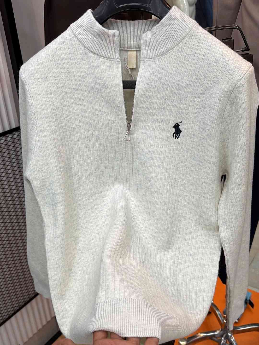 ملابس • مقاسات M-L-XL-XXL • علق تم