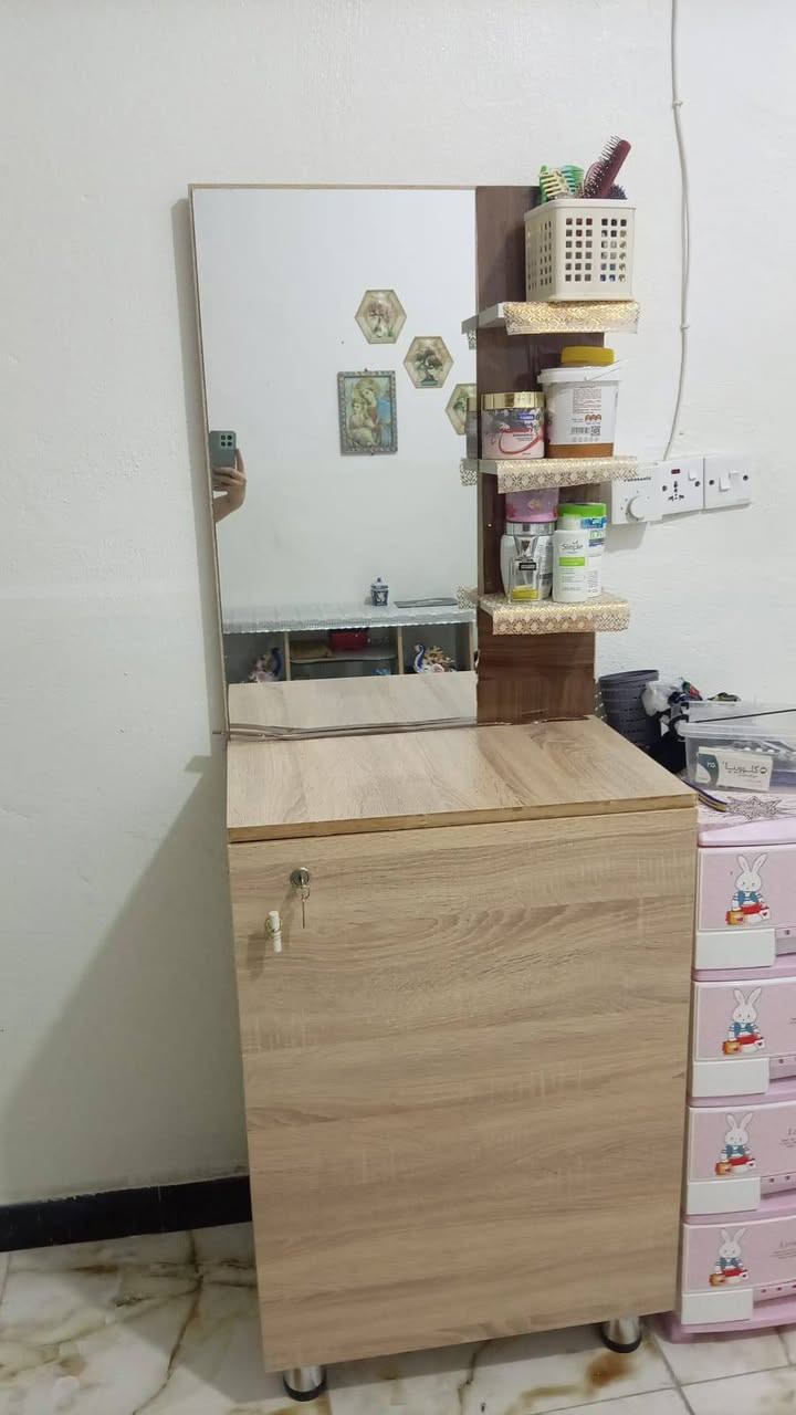 ميز مرايا ..وميز بلازمه 
للبيع سعر القطعه 65. الف توصيل موجود مراسلة واتساب ‏‪***********‬
