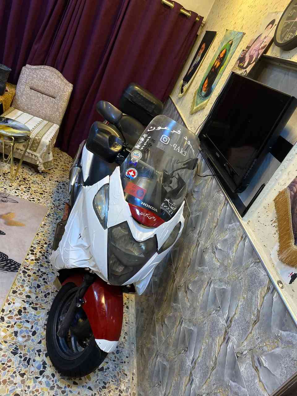 سلفر ونج 400 cc
دراجه مكفوله من التاير للتاير 
ما ناقصهة اي شي 
مكينه عله وضع الشركه 
كهربائيات كلهة شغاله 
تايرات جدد دبلات جدد
اوفر مود 
دشبول نفخ 
شلعه ومعدل 🔴 عل استاند 200 وبل شارع 170 
ترايك لسلمانيه 
دراجه فقط مصبوغه جماليه نضافه الكفر 70‎%‎ 
السعر شراي خابرني وتدلل 
مكان بغداد الشعب 
هـ ***********
