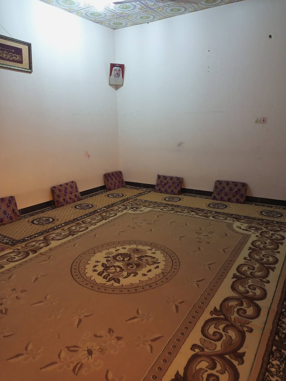 بيت للبيع شط العرب الجزيرة قرب محطة وقود جزر أربعة)   طابو زراعي صرف مساحة 200 طابقين طابق الرضي يحتوي على ثلاث غرف وا ستقبال و مطبخ و موزع وصحيات خارجية و داخلية طابق لثاني يحتوي على غرفتين و مطبخ و موزع وصحيات لسعر 112 ستفسار رقم ***********

