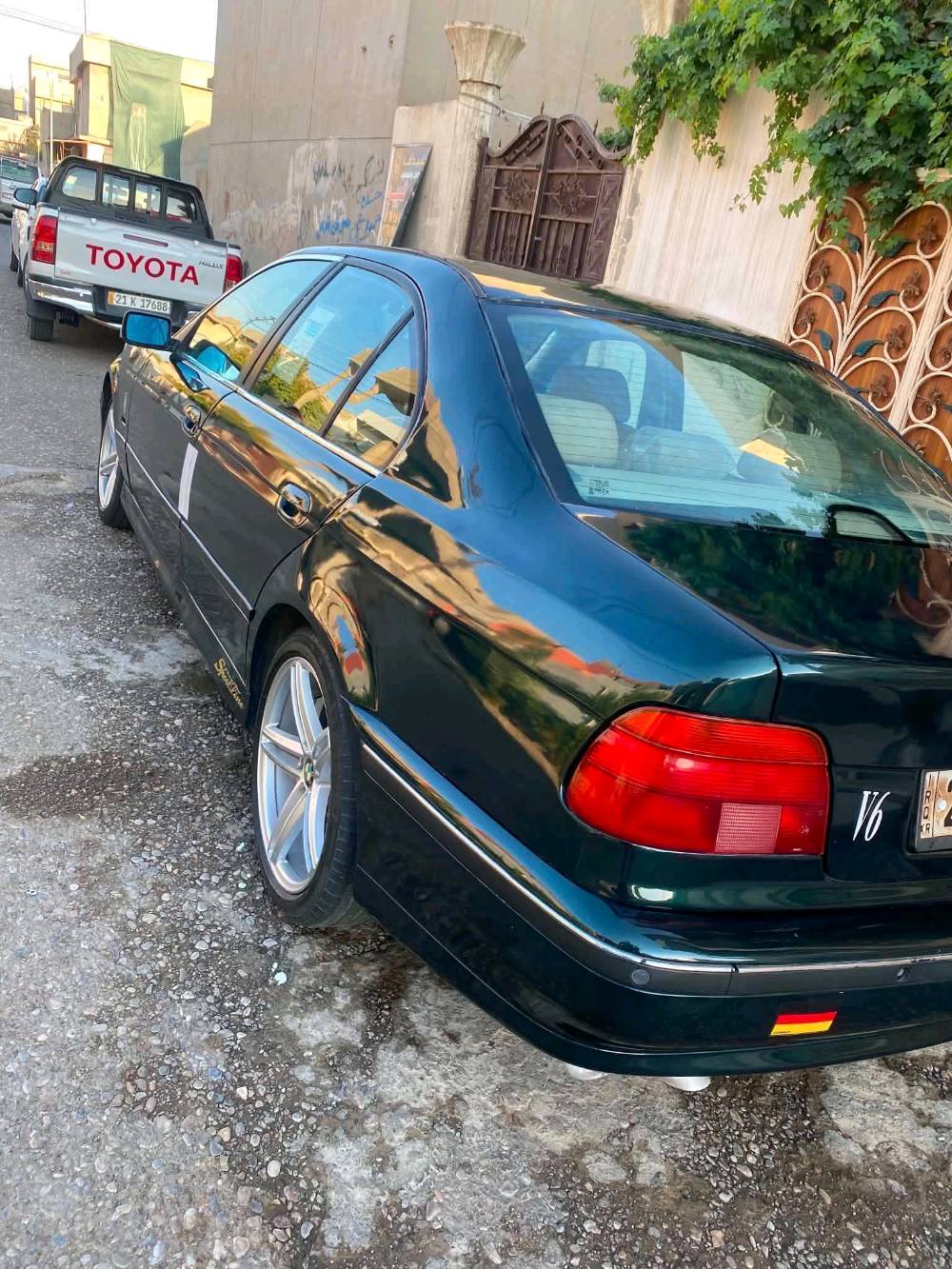 سياره بي ام صقر موديل 1996 صبغ عام فقط بي تكمه من جهة السايق معجون 
سياره فول مواصفات كشنات كهربائيه بنروسلايت شغال تبريد ثلج حجم 528 سعره 85بي مجال الكير بشرط محرك اوربي قبل سبوع شادله صفر سياره تحويل شرط باسمي تخم امامي خلفي كله جديد ايطارات جديده ويل m راديتر جديد اليوم شادله