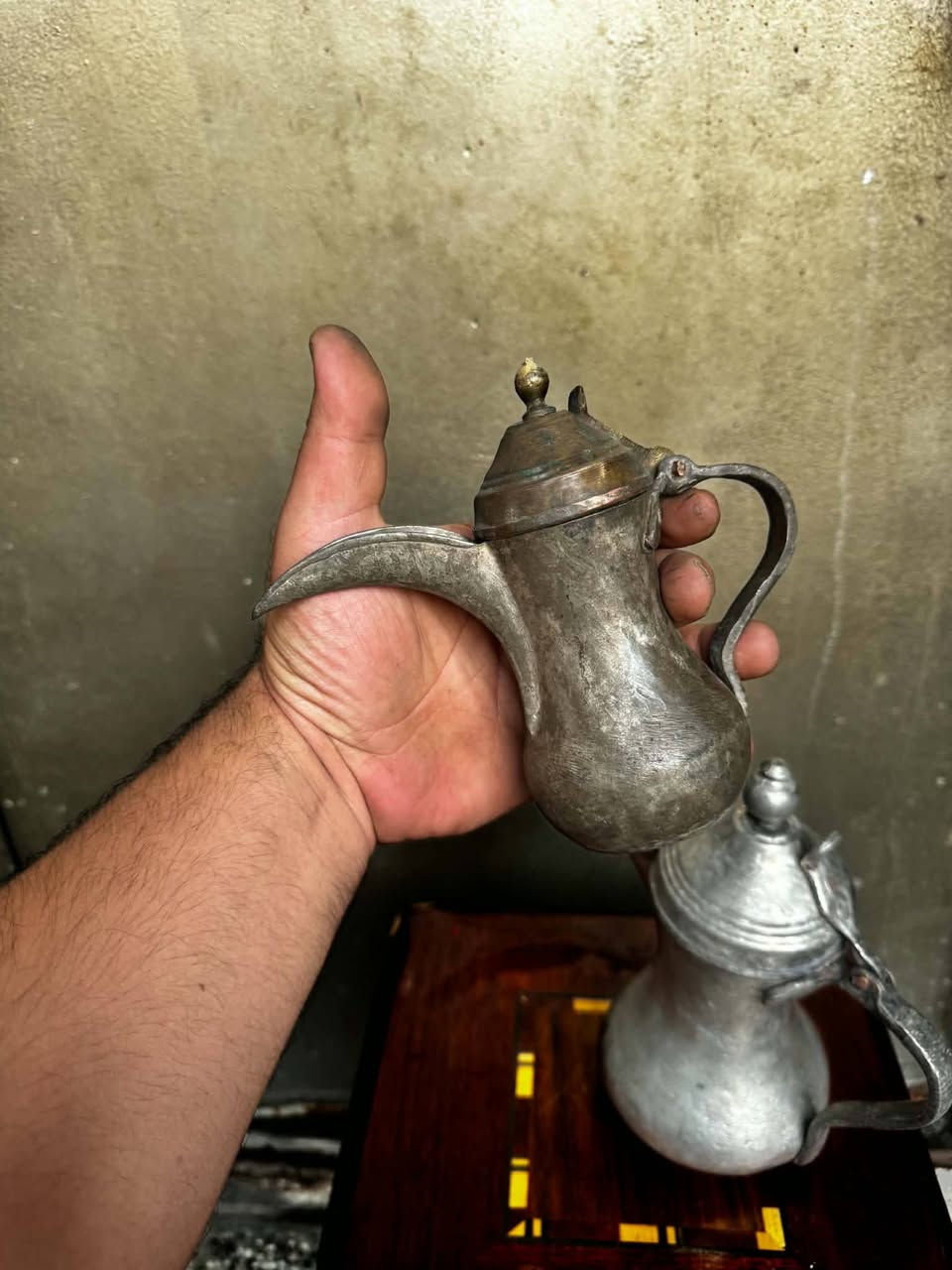 دلة بغدادية سيد صالح قبق ناصي معى دلة بغدادية صغير
@سيد صالح قياس ٢٦سم الثانية ١٦سم نضافات جيدة
*********** بغداد
