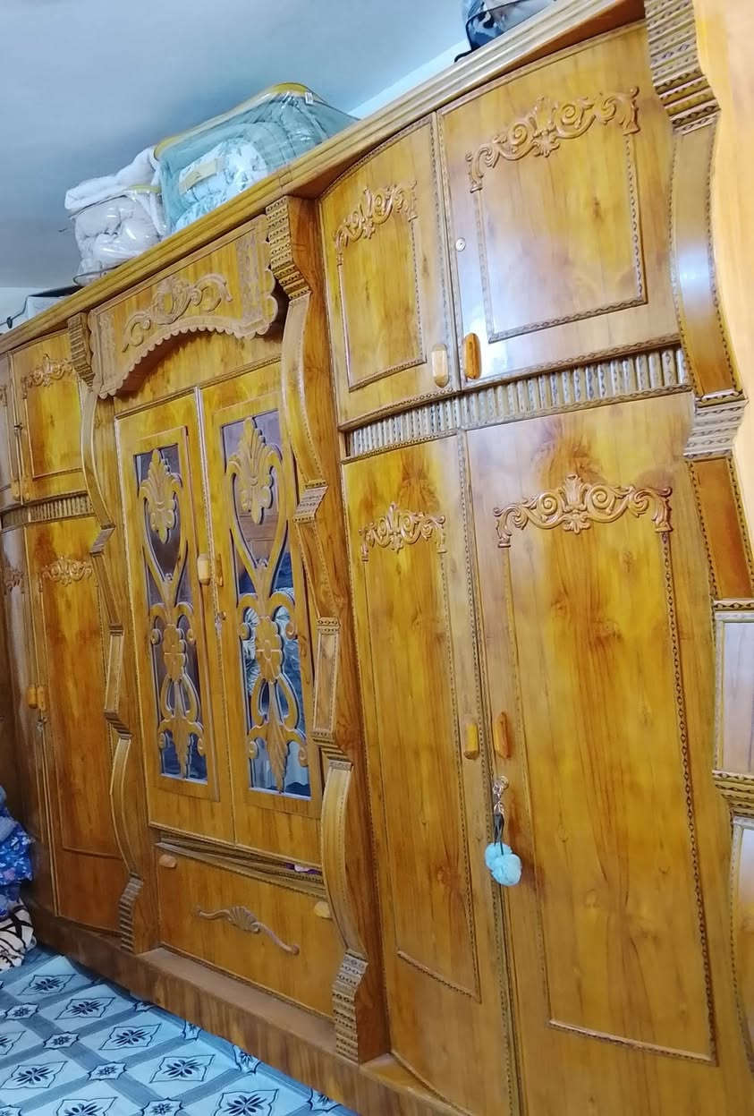 سلام عليكم عندي غرفه اخشاب للبيع نضيفه مستعجله على بيعها ب 650 وبيها مجال *********** ليريدها يتصل على هاذا الرقم
