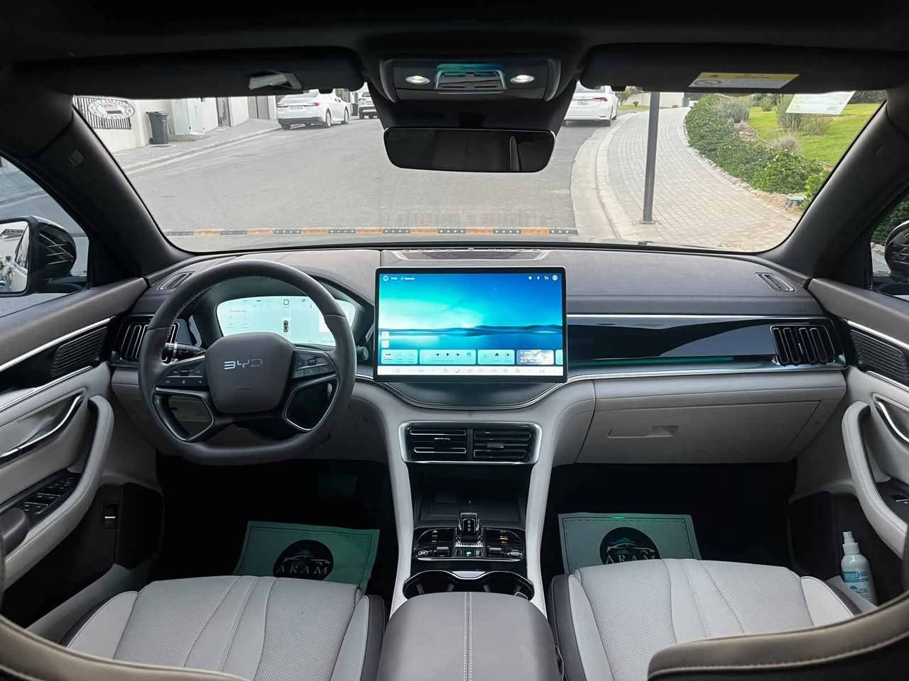 Byd 
Long range 
لونك رينج ١٦٠ بالشحنه و١٥٠٠ كم بالتفويله .
سياره جديده .
١٦ كامره 
حساسات فول 
تدفءه وتبريد.بالكشنات 
بانورامك سلايد 
بيها كتاب تضليل 
تبريد ثلج 
سياره صدك معتني بيها 
رقم هاتف *********** أربيل, العراق
