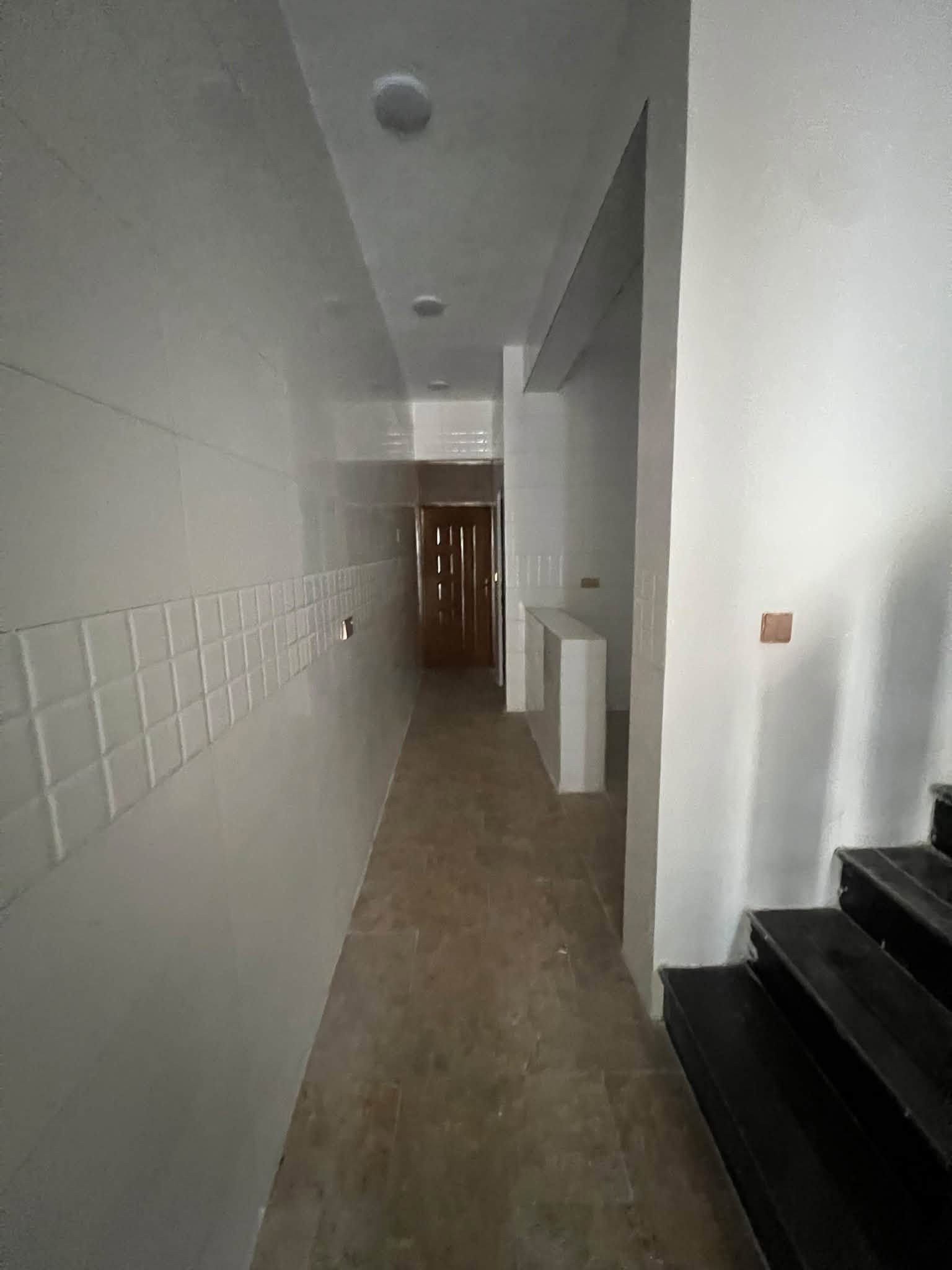 الدار للبيع 🏠
المساحة 95 م 
الواجهة 5 م 
النزال 19 م 
السعر ب275 مليون وبي مجال بسيط 🫰
العنوان الشعب شارع الاسواق المركزية مقابيل كلية الامام الكاظم عليه السلام ❤️
عرض الشارع 15 م 
عرض الرصيف 4 م امام البيت 
( مدخلين )🫰
يحتوي الطابق الارضي على كراج صغير  وخدمات خارجية واستقبال ومطبخ معزول ومنور وخدمات وغرفة نوم 
ويحتوي الطابق الثاني على غرفتين نوم وخدمات ومكان غسالة وبيتونة وسطحين
للاستفسار ***********
