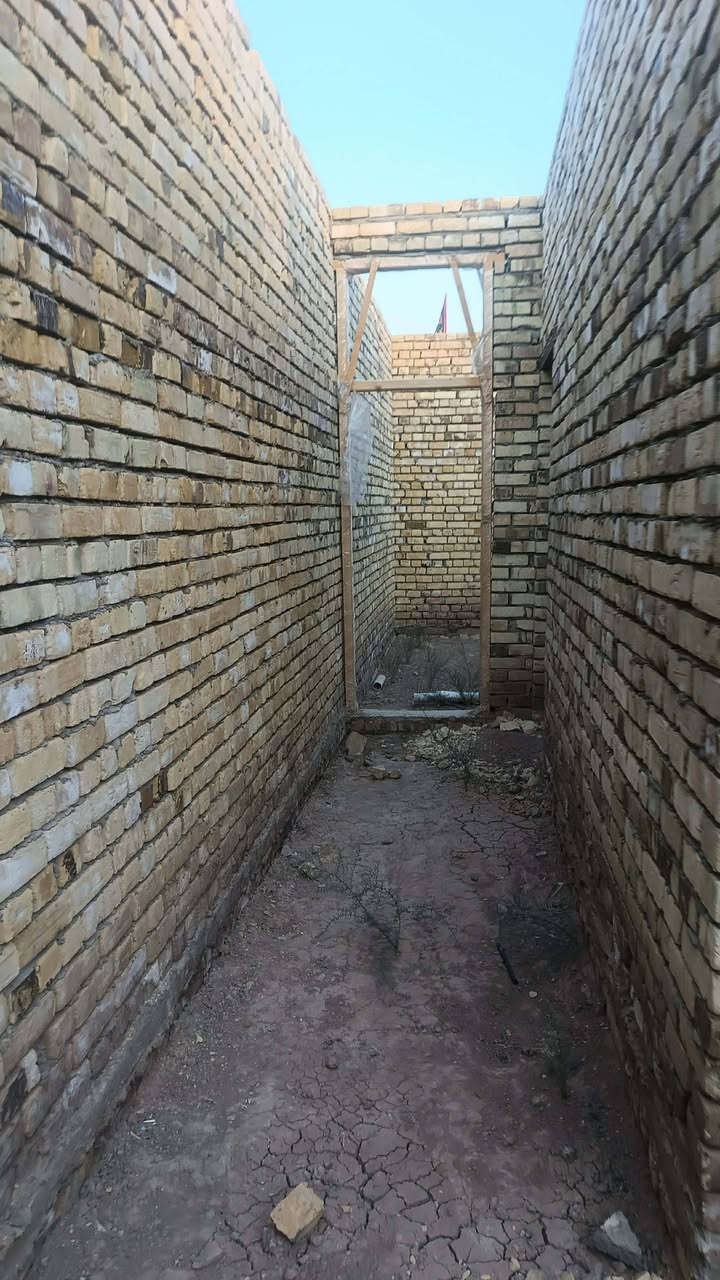 هيكل للبيع حي الحكيم نزلة بيت زرزور غاد من المدرسة جوة مساحته 140 متر 
يحتوي على 
غرفة 
صالة والمطبخ مفتوح عليها 
استقبال 
وبي مكان بالحوش تصير بي حديقة 
البيت كامل واصل للصب حتى مجاري مسوي جاهز 
كهرباء بالباب 
المي مسافة 70 متر عنه 
مرقم من قبل البلدية 
بيت مرتب وبناء جديد بهاي الشتوية بنيته 
شارع 12 
السعر 17 وبي مجال بسيط 
للاتصال ***********
