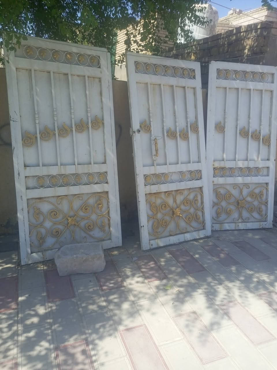 باب خارجي جبير 3 طلاكات نضيف وحديد درجه اولى كامل هوه وقفله وجرجوبته مكان سوك الشيوخ ***********
