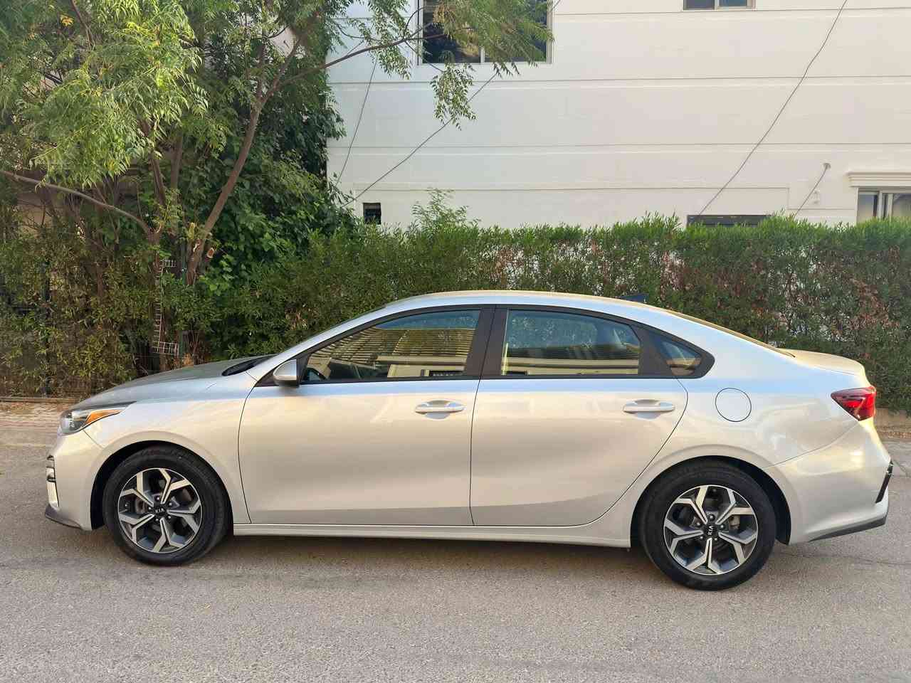 🚗 كيا فورتي (Kia Forte) في اربيل - موديل 2021 (وارد أمريكي)
أبرز المواصفات:

 المحرك: 4 سلندر بسعة 2.0 لتر (تنفس طبيعي) مع قير أوتوماتيك ذكي.

 المسافة المقطوعة: 62,942 ميل (ما يقارب 101,000 كم).

 اللون: فضي مميز (Silky Silver) وداخلية قماش أسود.

 الجنوط: ألومنيوم قياس 16 بوصة.

 الأنظمة والتكنولوجيا:

 نظام الحفاظ على المسار وتنبيه الخروج عن الطريق (تحكم على الطريق).

 شاشة وسطية لمسية تدعم Apple CarPlay و Android Auto.

 كاميرا خلفية ومثبت سرعة.

حالة البودي والإيرباجات:

 الحادث: خفيف جداً.

 الصبغ: 4 قطع صبغ فقط.

 الإيرباجات: الإيرباجات الأساسية (السائق والراكب والمقاعد) سليمة بالكامل، المتأثر فقط إيرباج البردة (الستارة الجانبية).

للاستفسار عن السعر التواصل على الخاص.
او على الواتس: ***********
