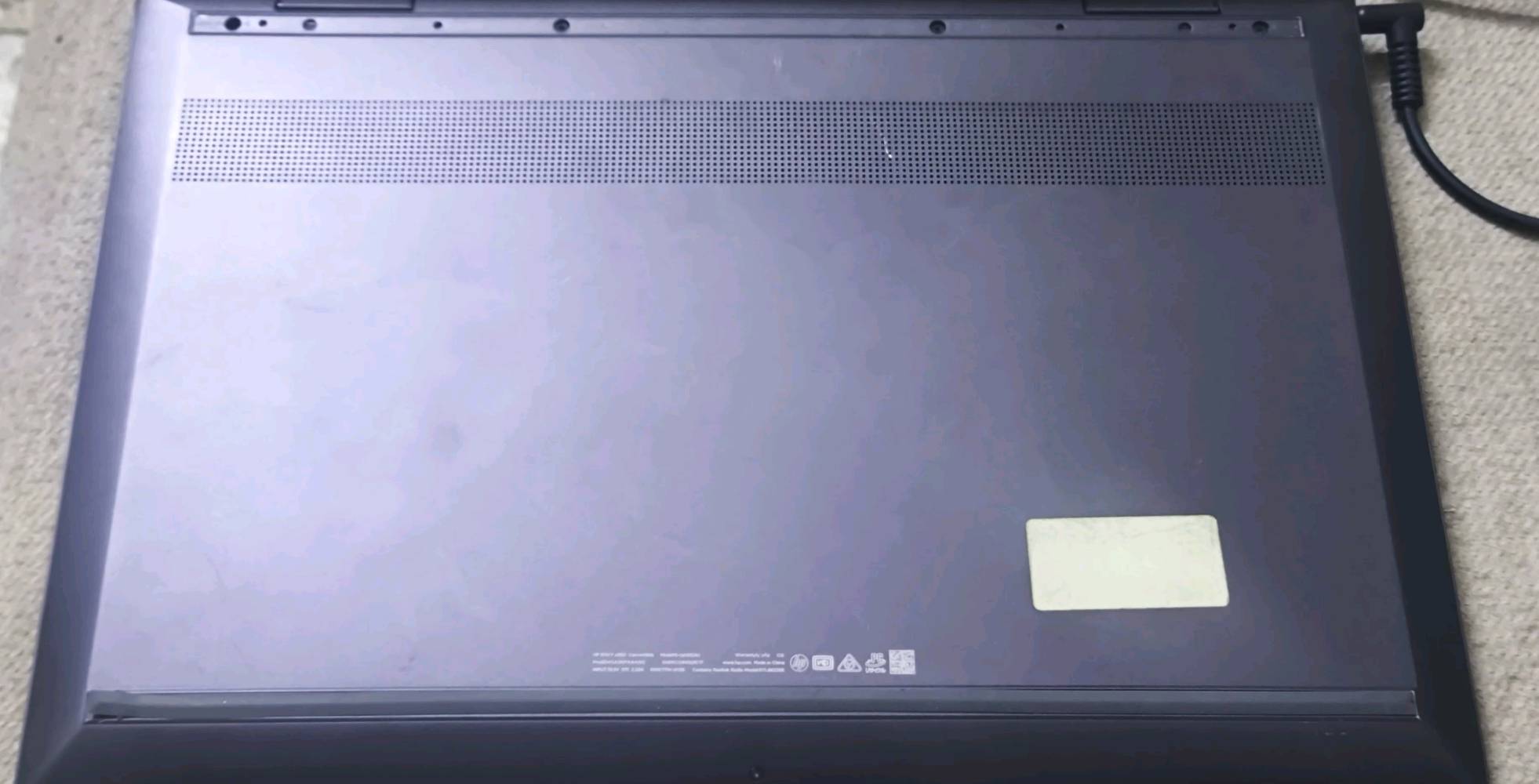 الموديل: HP ENVY x360 (شاشة لمس تتنقلب 360 درجة لاستخدامها كـ آيباد).  
​المعالج: AMD Ryzen 5 2500U مع كارت شاشة Radeon Vega.  
​الرام: 16GB DDR4.  
​النظام: Windows 10 Home أصلية.
[بيهه مشكله بسيطه فقط البطاريه تبدليل سعر البطاريه30