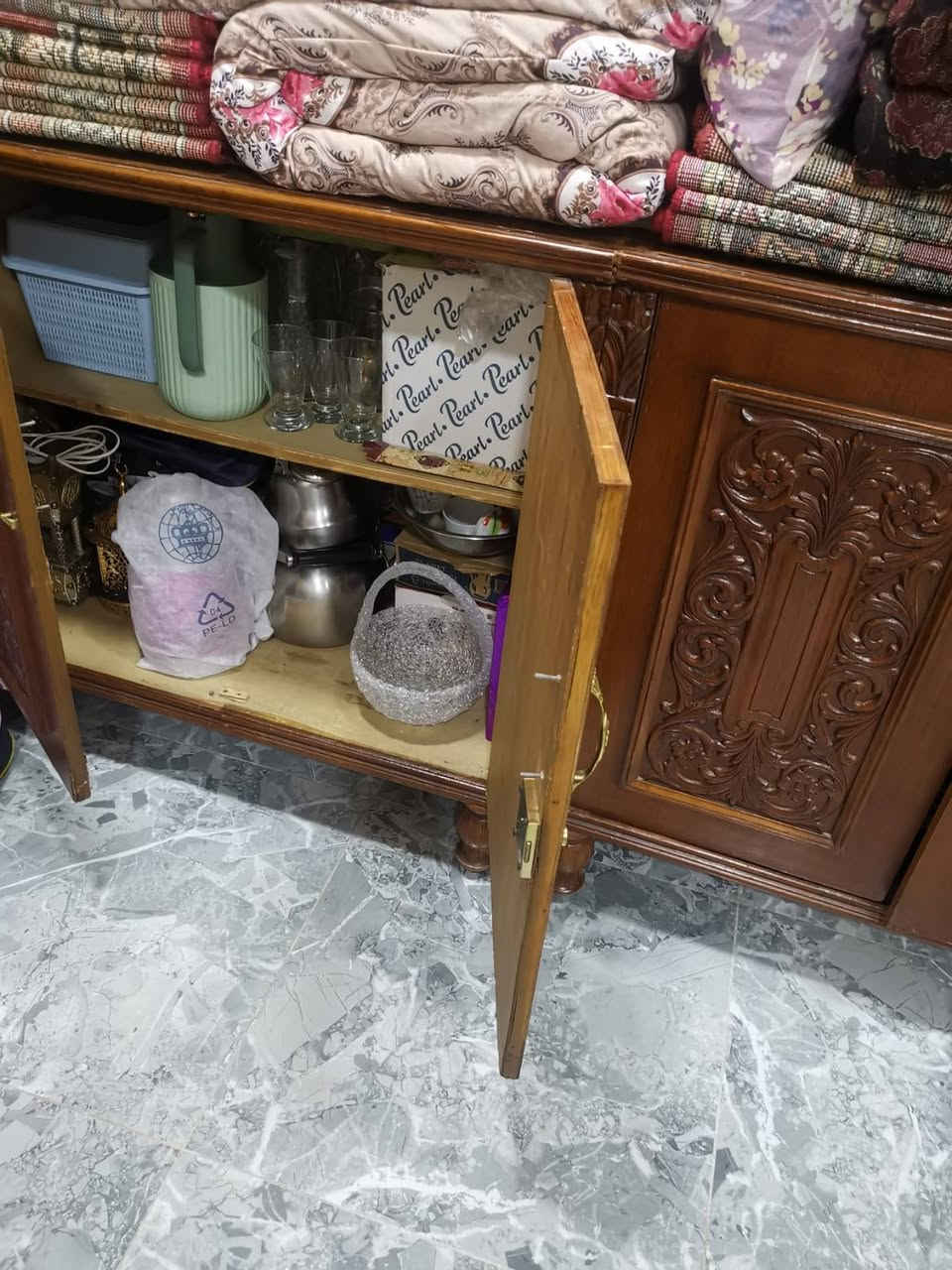 بوفيه للبيع شكله مثل ما موضح بل صوره نضيفه كلش ٦ بوب
قياسه مترين و٩٥  عنوان بغداد حي العدل 
للأستفسار ***********
