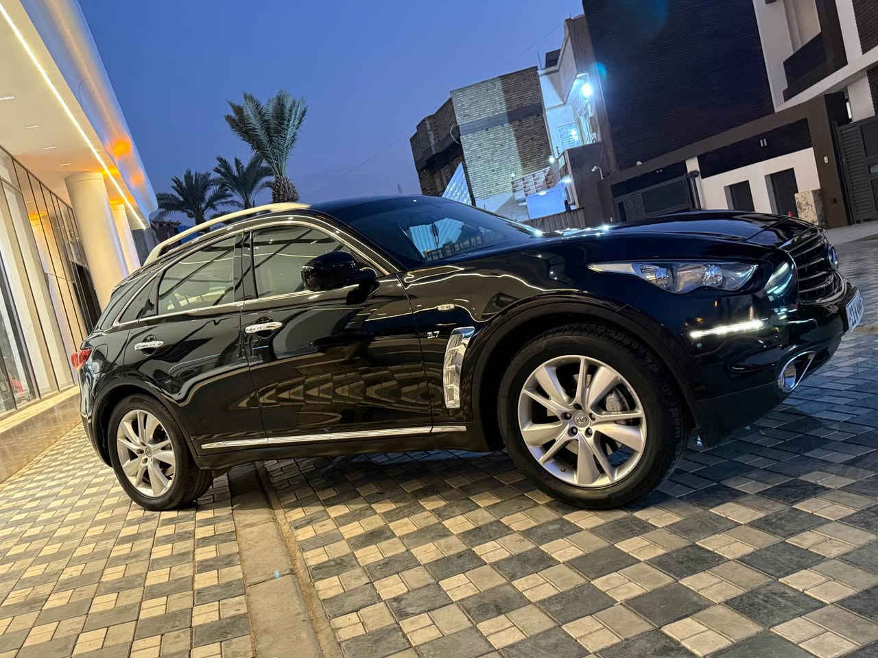 انفنتي Qx70 خليجي موديل ٢٠١٥ مكفولة ماشية ٩٢ الف كيلو فقط سيارة جديدة جدا وكامله مابيها اي نقص وكلشي بيها بلادي 
مكانها اليرموك
*********** بغداد, العراق
