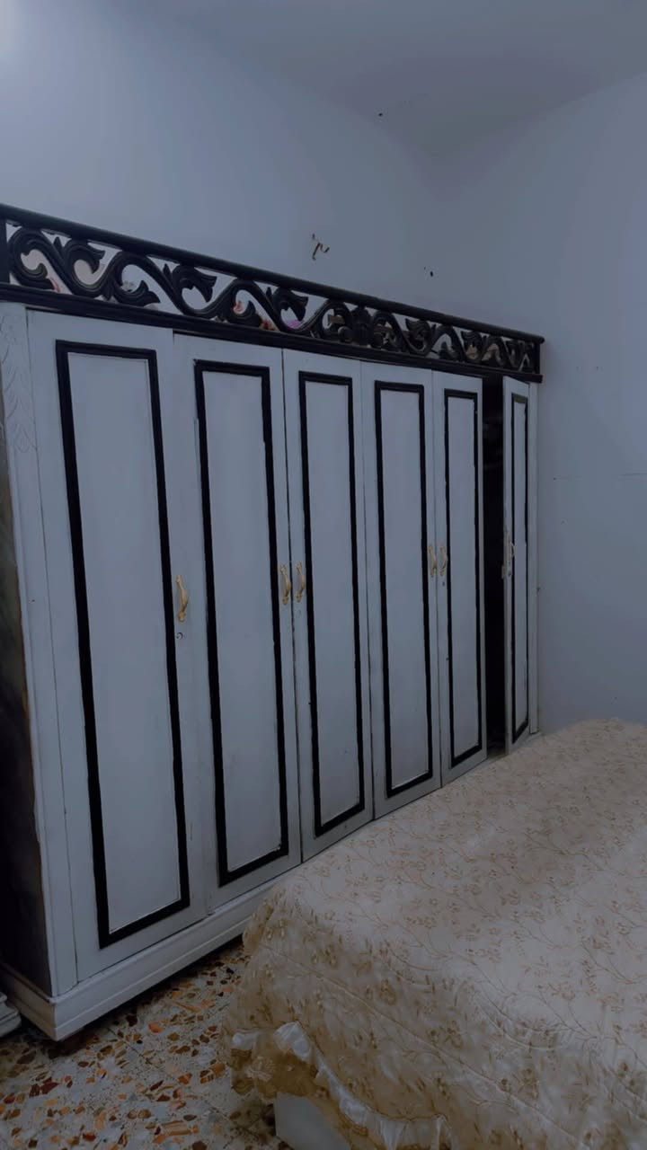 غرفه كامله مكانها الحمزه الشرقي ب550بيها مجال واتساب ***********
