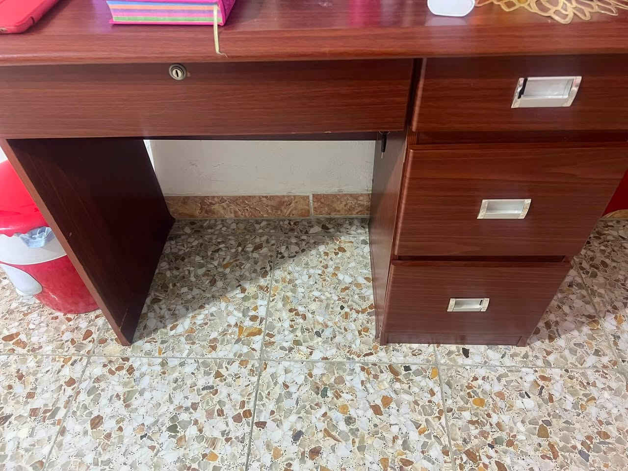 ميز دراسه … صاج قوي 
٣ جرارات جانبيه .. إضافه لجراره وسط / سعر 75الف شرط النقل مفصخ لبيت الزبون يوصل 
بغداد _الكرخ 
تلفون ☎️ ***********
