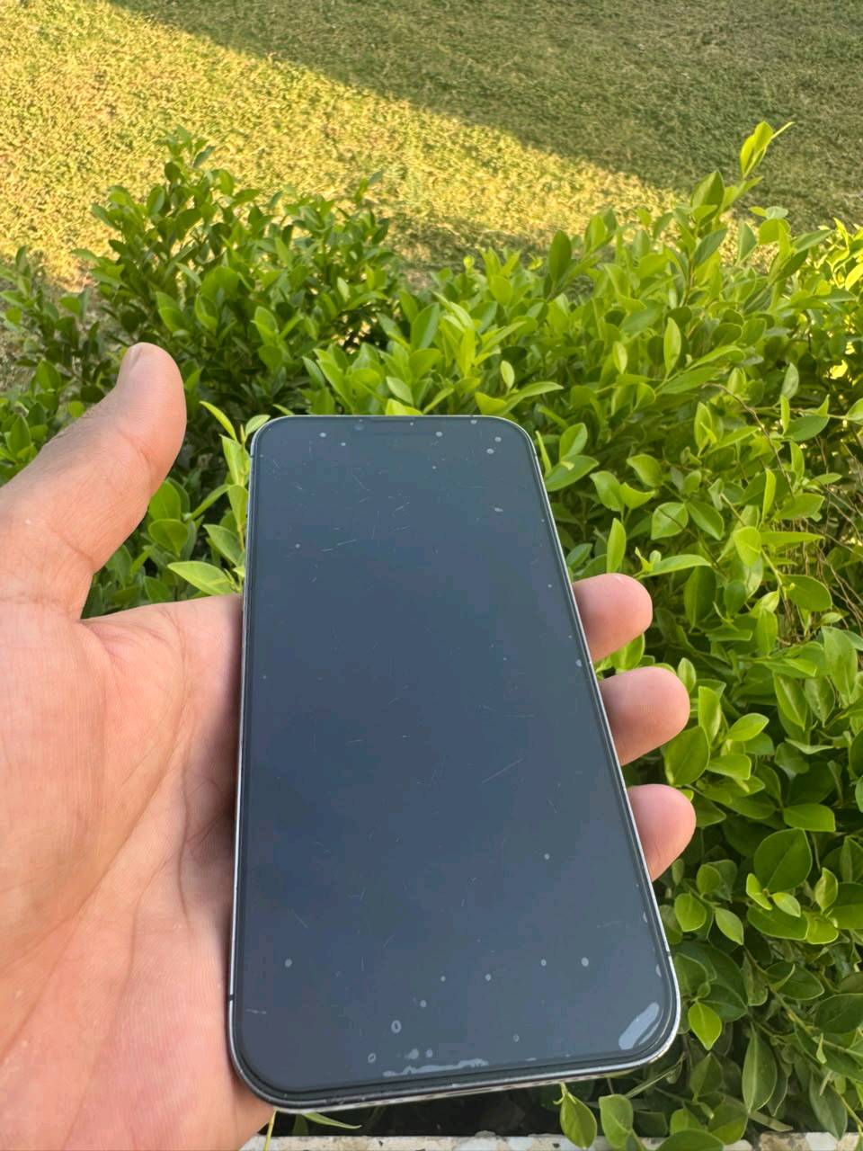 13 برو ماكس ذاكره 128 بطاريه 80مكفول ما مبدل بي اي قطعه فقط الكامره الاساسيه الصوره مرات تقرب ٥ اكس ومرات١٥ اكس اما كامرة السناب كلشي ما بيها تقرب طبيعيه ليش صارت ويه الكامره ما ادري و الخلل فقط زومممم قفط السعر 600 بي مجال شويه 
