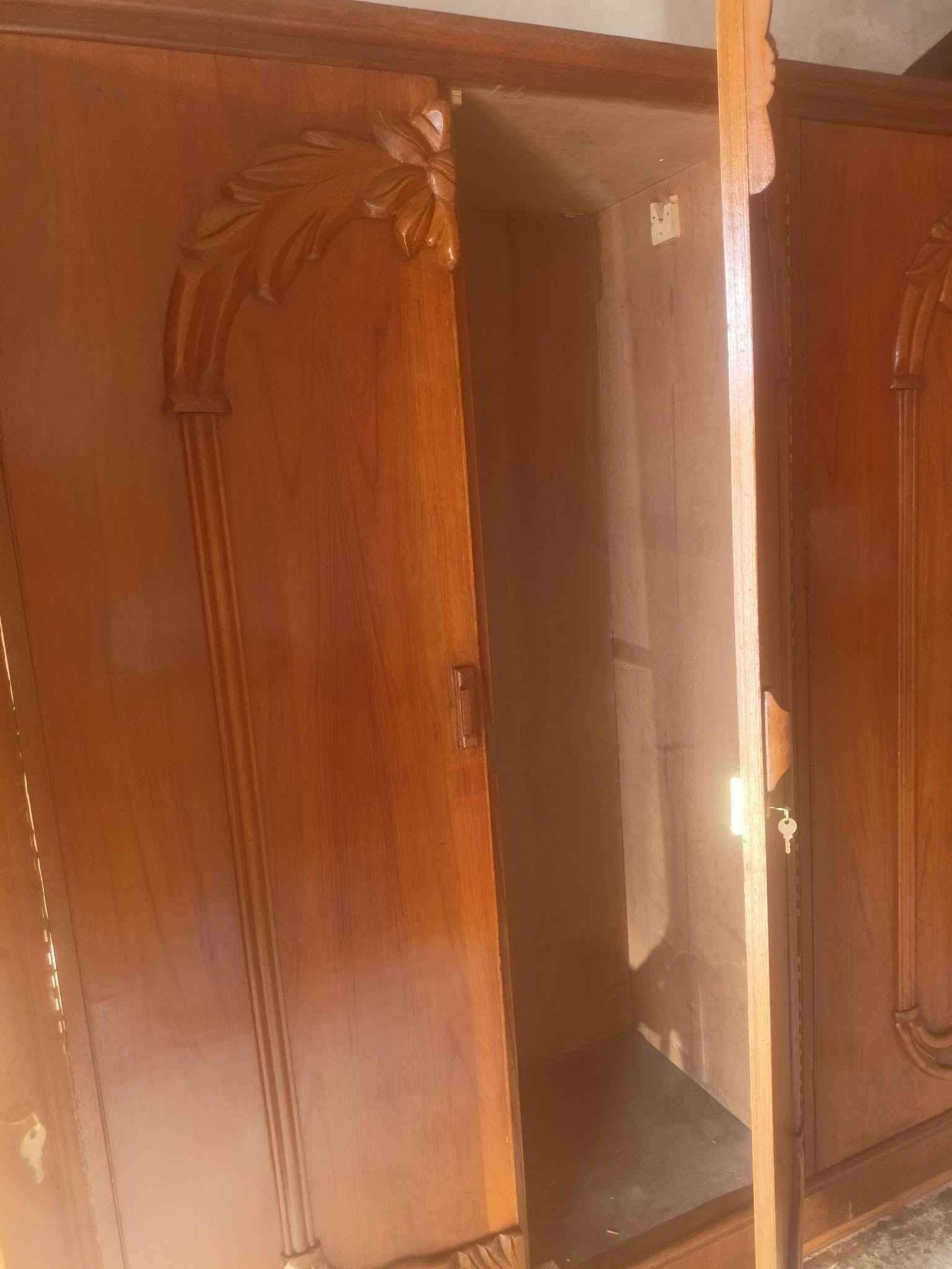 ***********غرفه سته ابواب 450بي مجال خشب ثقيل نضافه فوول ***********بي وتساب فقط العنوان حي الانتصار شارع 30قرب المركز
