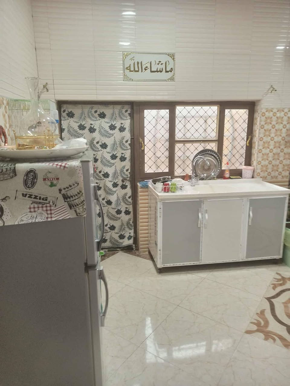 من رخصت الادمن بيت للبيع حي الامين خلف محطة الشموس شارع العيساوي للسيراميك الفرع الثاني شارع  كافة الخدمات كهرباء ماي مجاري تبليط باب  مساحته 135متر طابقين كونكريت مسلح بناءب2016 محتويات البيت طارمه وبراني وصاله ومطبخ حار بارد ارضيه بورسالين جداري سيراميك سقوف ثانويه حمام  @إشارة  الطابق الثاني غرفتين 3×4 والغرف الثانيه 4×4 وصاله جبيره حمام اللسطح شتايكر جديد للعلم ينباع مع البيت سبلت 2طن و8 مراوح و كيزر حجم كبير توني شده الثقلين السعر( ٧٠ ) مليون بي مجال للشراي تحويل سهم بأسم المشتري  حي الامين اول خلف محطة الشموس شارع العيساوي للبورسلين والسيراميك الفرع الثاني مقرنص  فقط)استفسار اتصال او واتساب الرقم ***********  يارزاق ياكريم
