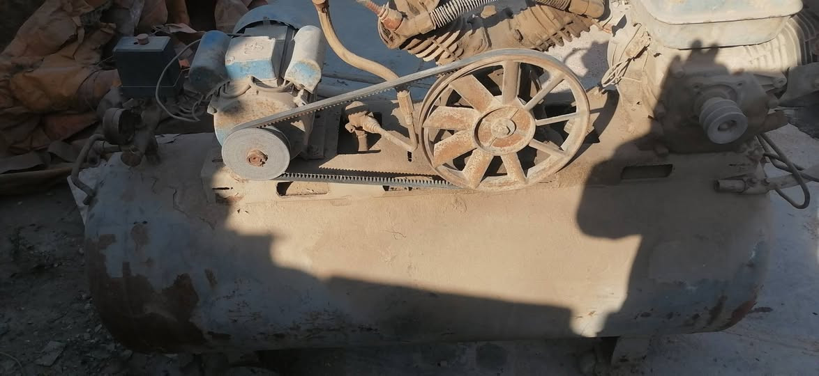 السلام عليكم كمبريسرات للبيع الجبير جاهز بسكهرباء ٣٥٠ لتر سعره ٣٥٠ الف الزغير بس بطل سعره ٧٥ الف اتصال ***********
